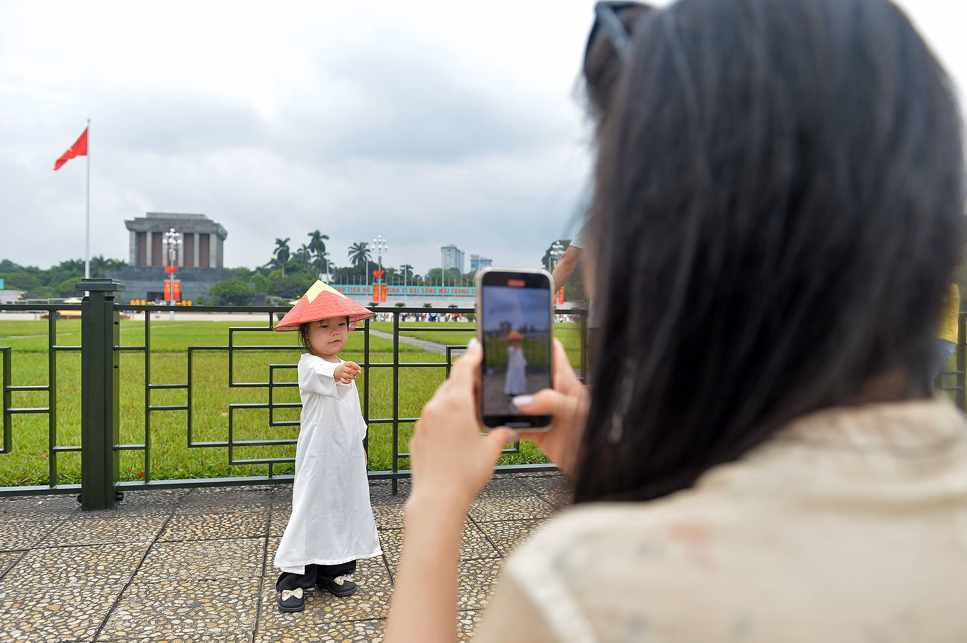 Trang phục được các bậc phụ huynh lựa chọn nhiều nhất là áo dài trắng đi kèm phụ kiện cờ đỏ sao vàng như mũ, nón, cờ cầm tay. Trang phục được các bậc phụ huynh lựa chọn nhiều nhất là áo dài trắng đi kèm phụ kiện cờ đỏ sao vàng như mũ, nón, cờ cầm tay.