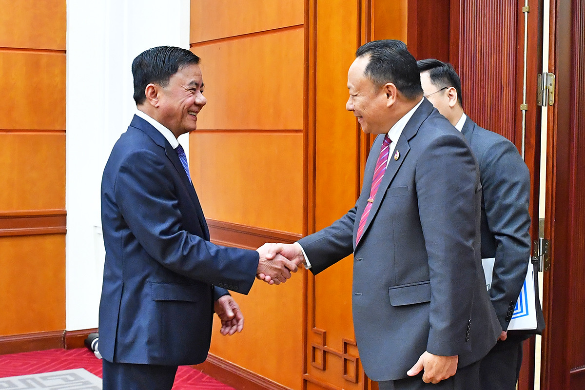 Đồng chí Trần Cẩm Tú nhiệt liệt chào mừng đoàn đại biểu Đoàn Thanh niên Nhân dân Cách mạng Lào, do đồng chí Monexay Laomoaxong làm trưởng đoàn.