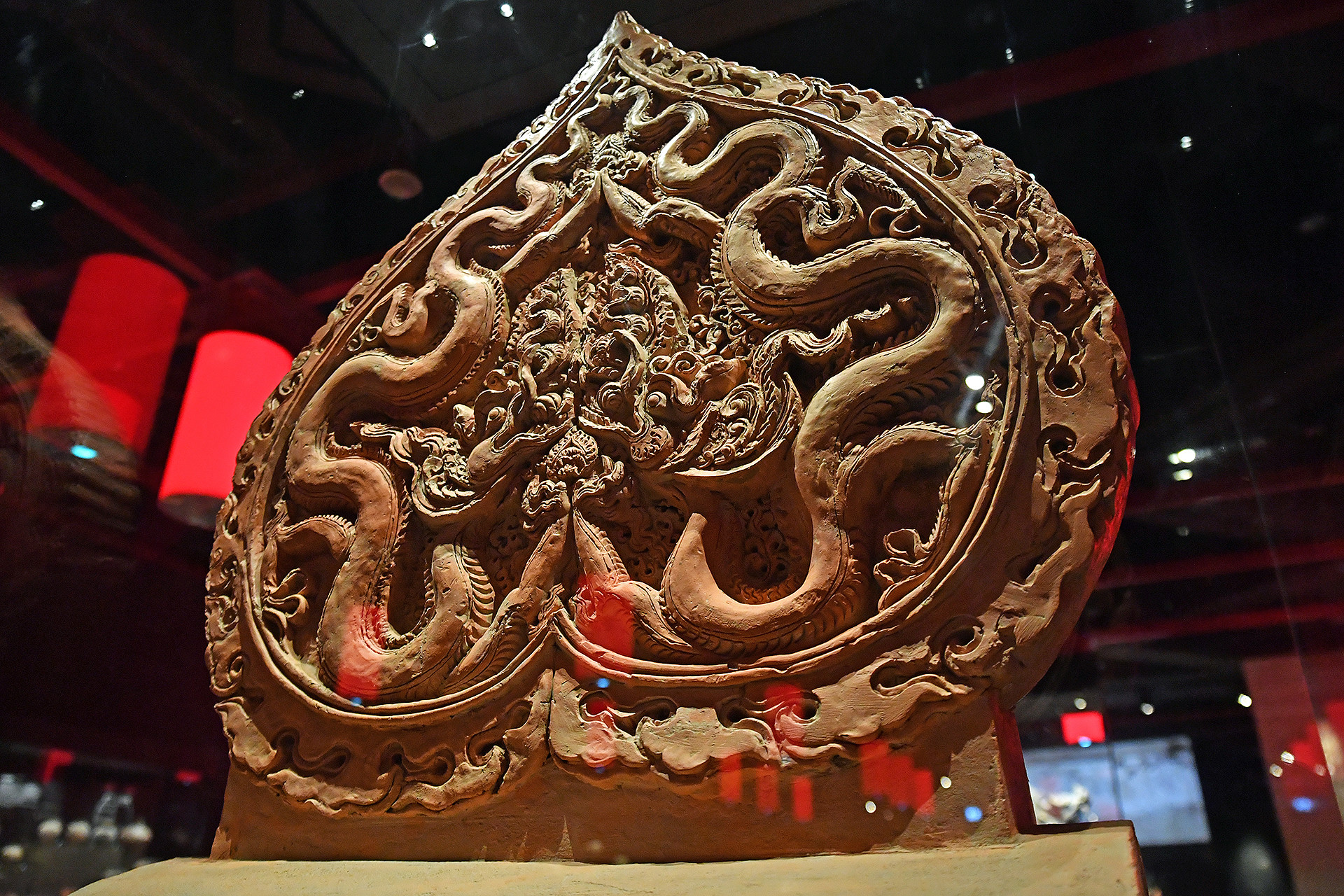 Tại đây, có rất nhiều cổ vật ở cả 2 thời kỳ trước và sau khi xây dựng Hoàng Thành Thăng Long. Tại đây, có rất nhiều cổ vật ở cả 2 thời kỳ trước và sau khi xây dựng Hoàng Thành Thăng Long.