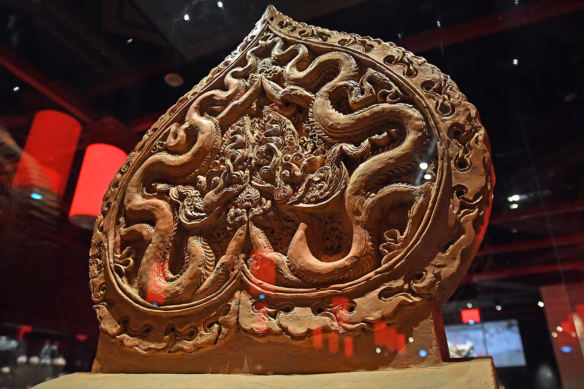 Tại đây, có rất nhiều cổ vật ở cả 2 thời kỳ trước và sau khi xây dựng Hoàng Thành Thăng Long.