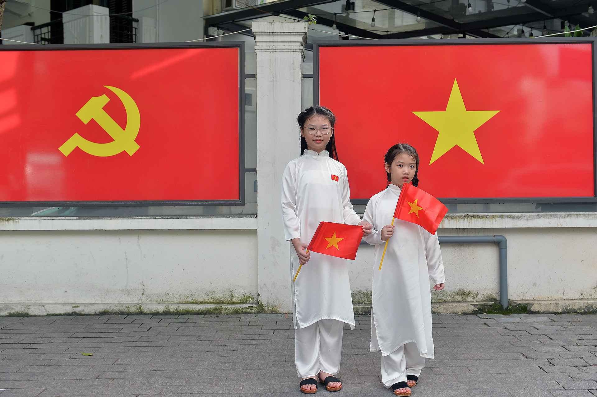 Nhiều gia đình cũng tranh thủ đưa con em đến các địa điểm "check-in" nổi tiếng thời gian qua. Nhiều gia đình cũng tranh thủ đưa con em đến các địa điểm "check-in" nổi tiếng thời gian qua.