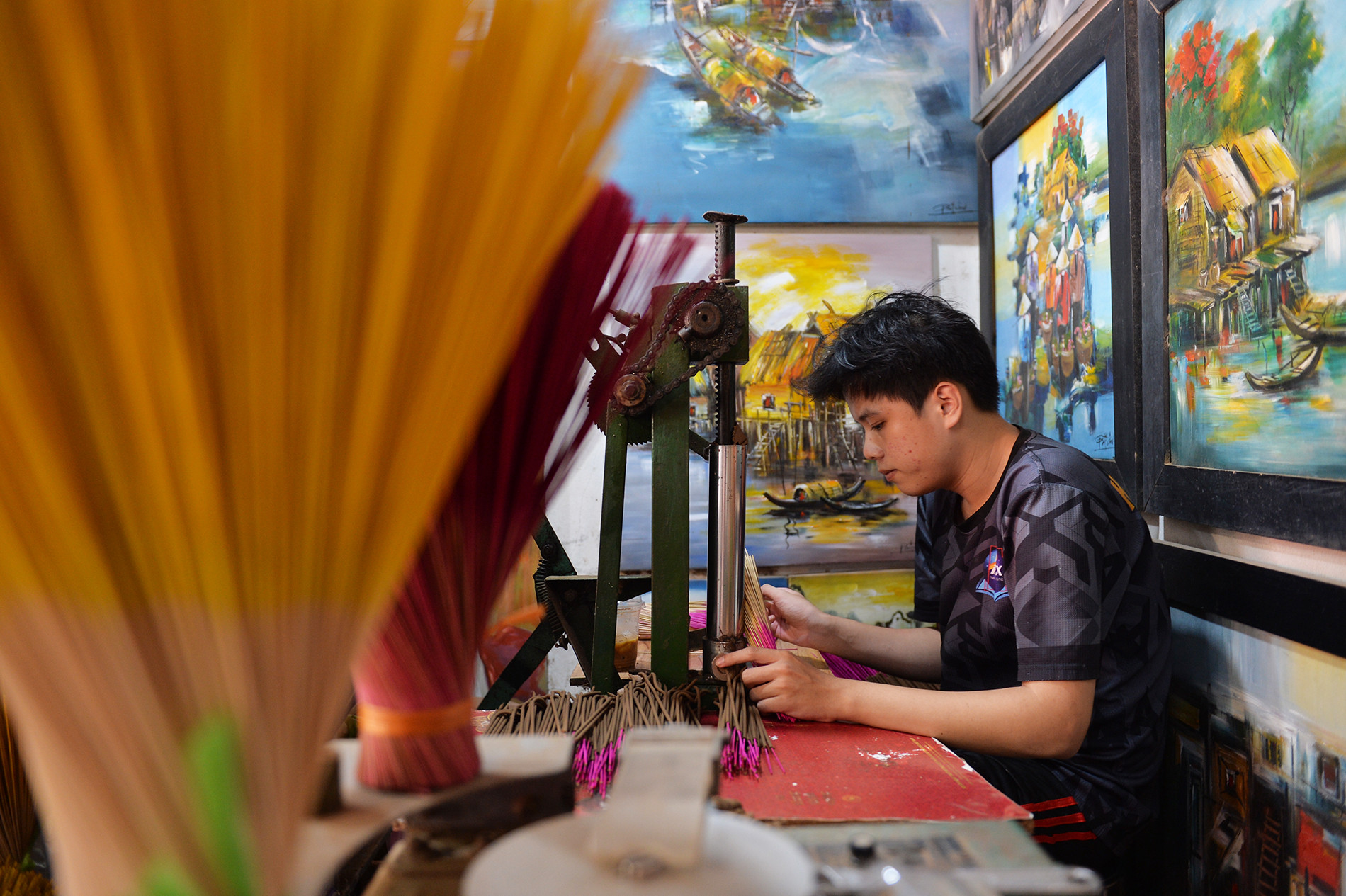 Công đoạn se hương tại một gia đình làm nghề truyền thống tại Thủy Xuân.