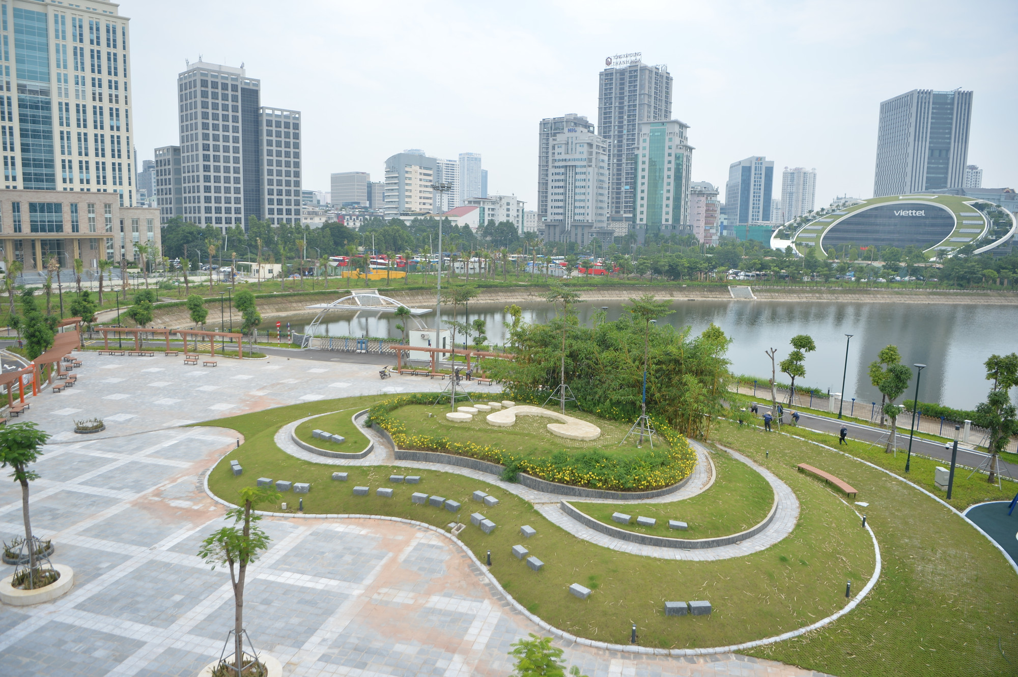 Ở khu vực phía sau Cung, có một công trình thú vị mang tên "Đồi bàn chân".