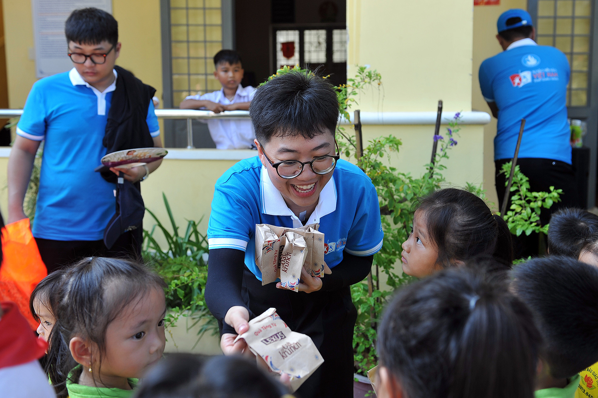 Mỗi đại biểu tham gia Hành trình đều mang theo những món quà nhỏ để tặng các em nhỏ.
