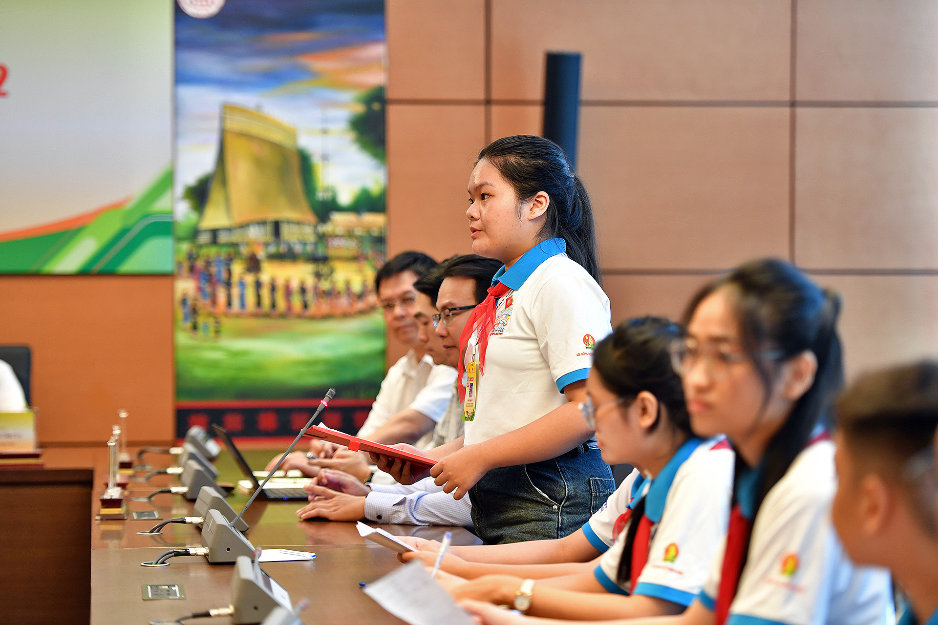 Mỗi đại biểu có 3 phút để trình bày ý kiến, quan điểm về 2 chủ đề trên. Trường hợp phát biểu quá thời gian quy định, chủ trì mỗi tổ sẽ đề nghị đại biểu dừng cho ý kiến.