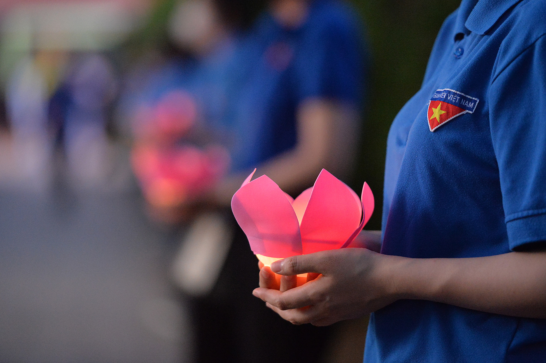 Hàng nghìn ngọn nến cùng tỏa sáng tại Nghĩa trang liệt sĩ Độc Lập.