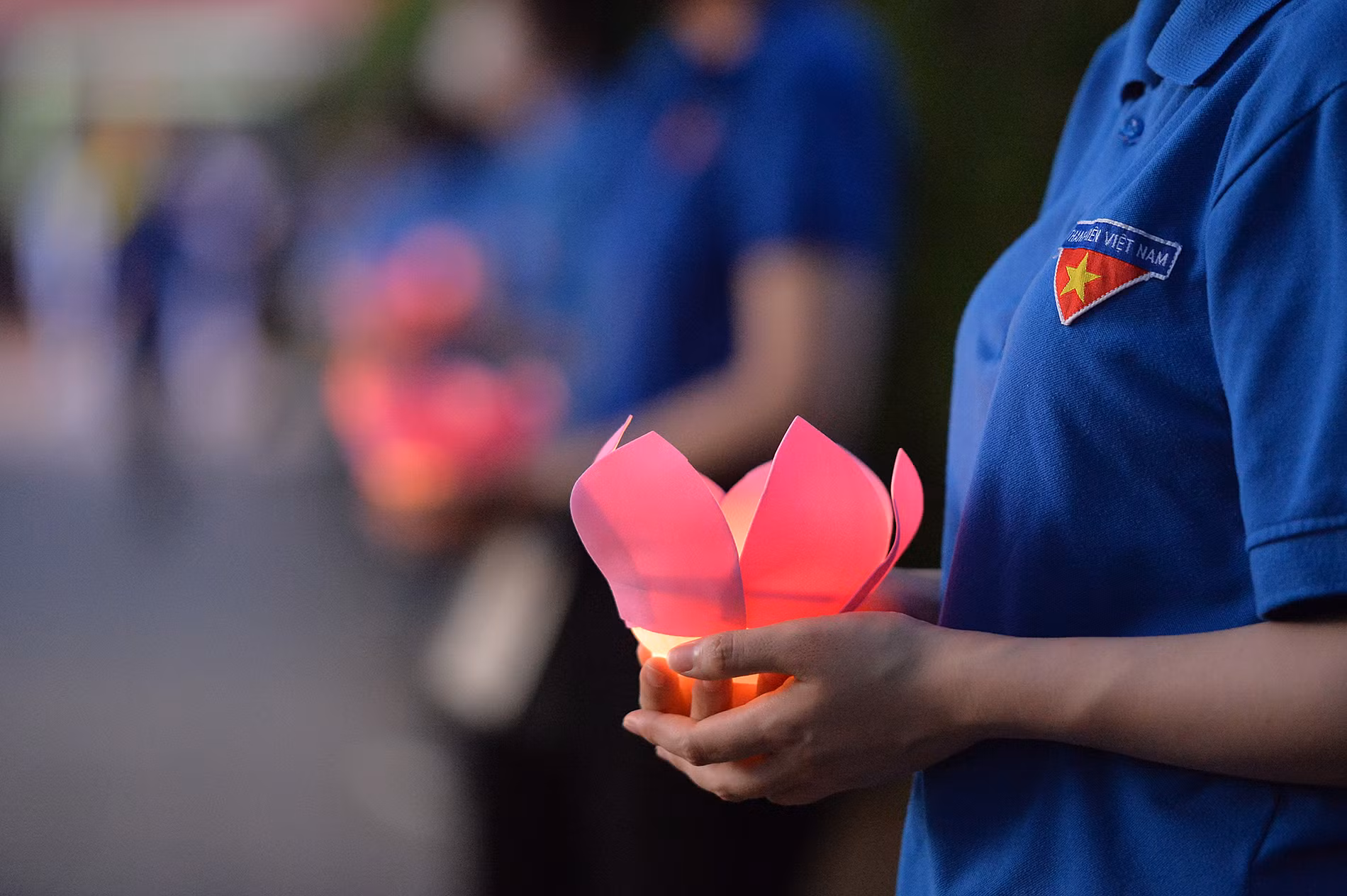 Hàng nghìn ngọn nến cùng tỏa sáng tại Nghĩa trang liệt sĩ Độc Lập.