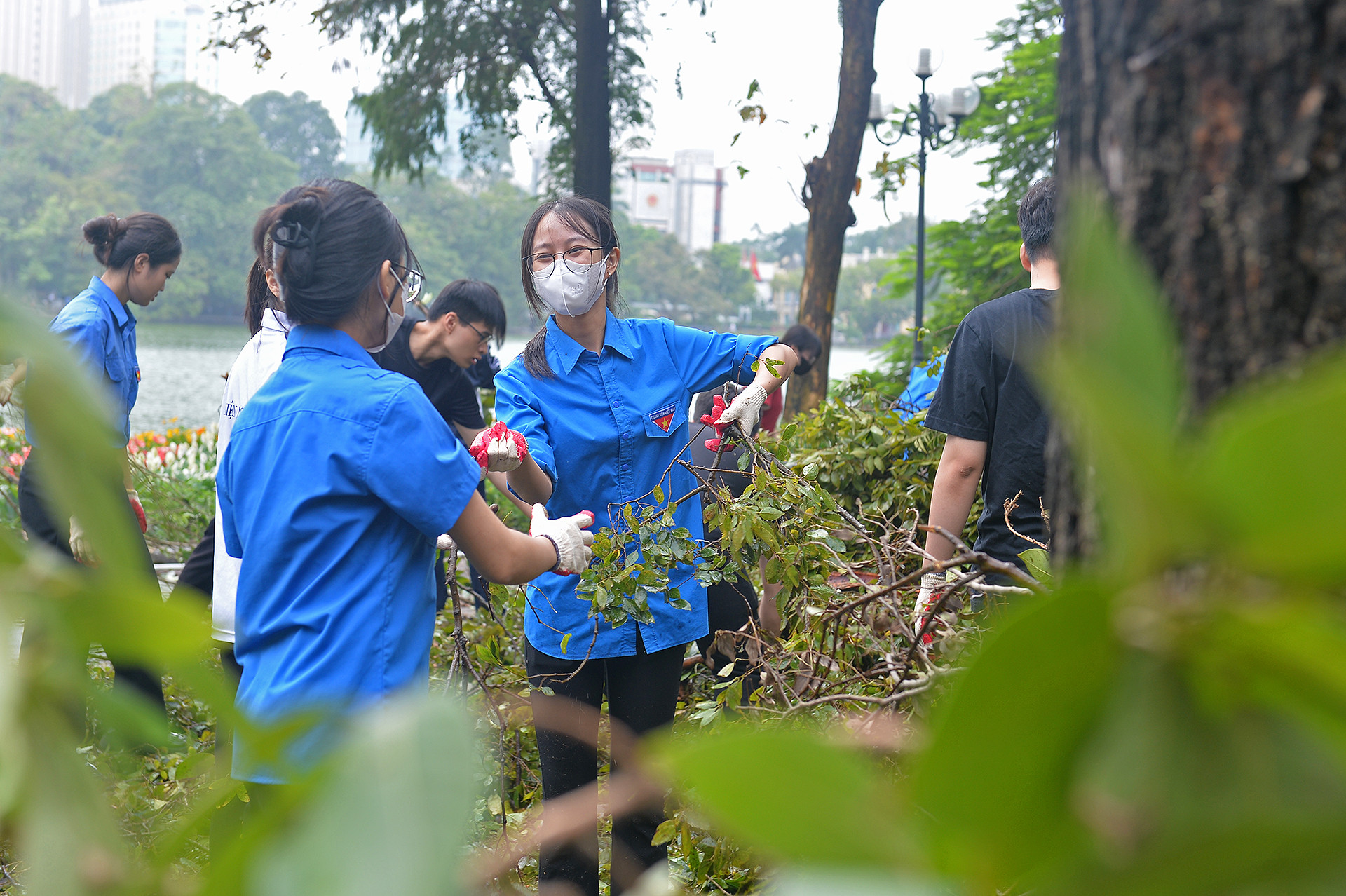 Quận đoàn Hoàn Kiếm đã kết nối Đoàn Thanh niên, Hội Sinh viên các trường đại học, cao đẳng trên địa bàn để tăng cường lực lượng tình nguyện tại chỗ.
