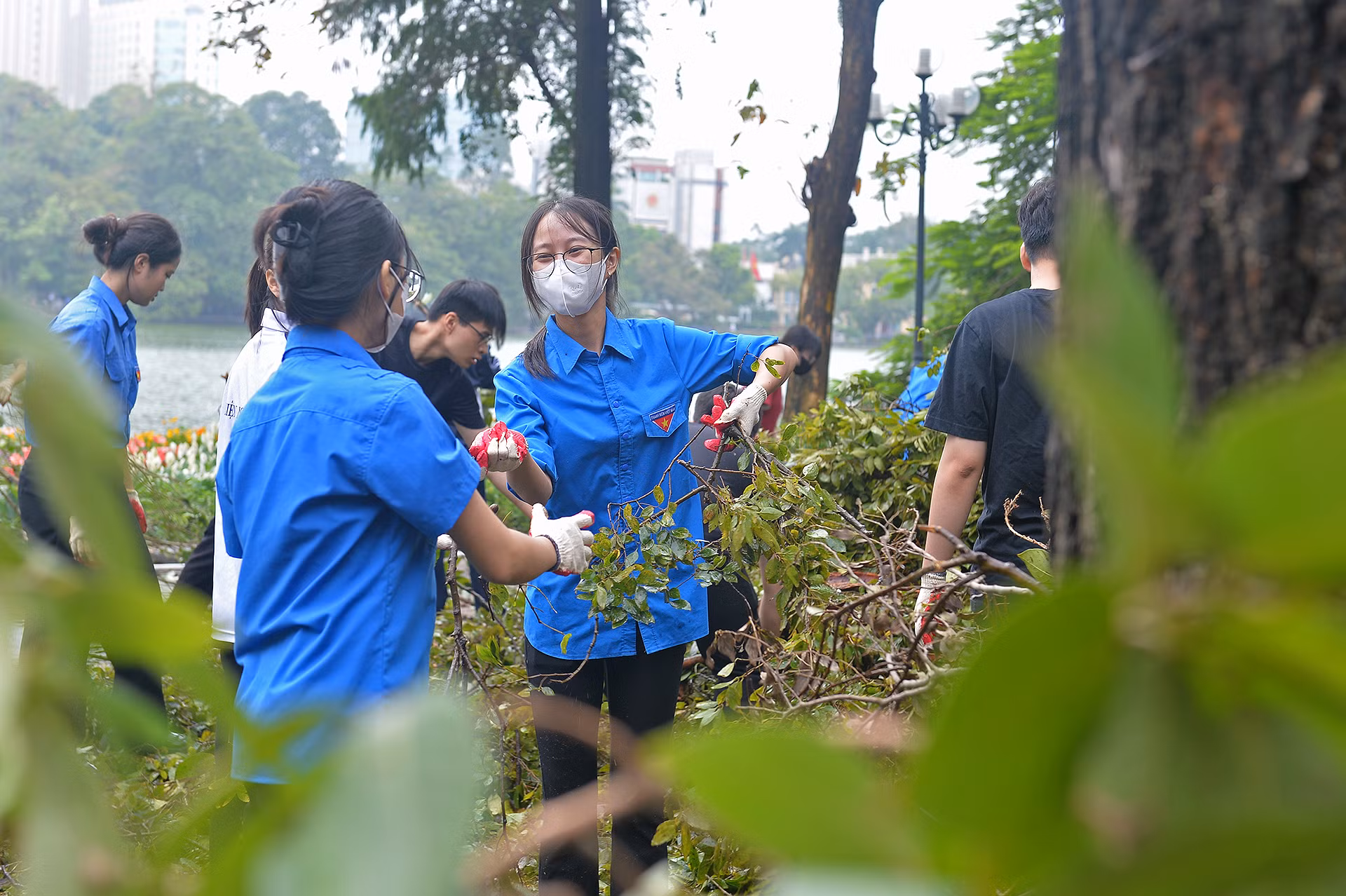 Quận đoàn Hoàn Kiếm đã kết nối Đoàn Thanh niên, Hội Sinh viên các trường đại học, cao đẳng trên địa bàn để tăng cường lực lượng tình nguyện tại chỗ.