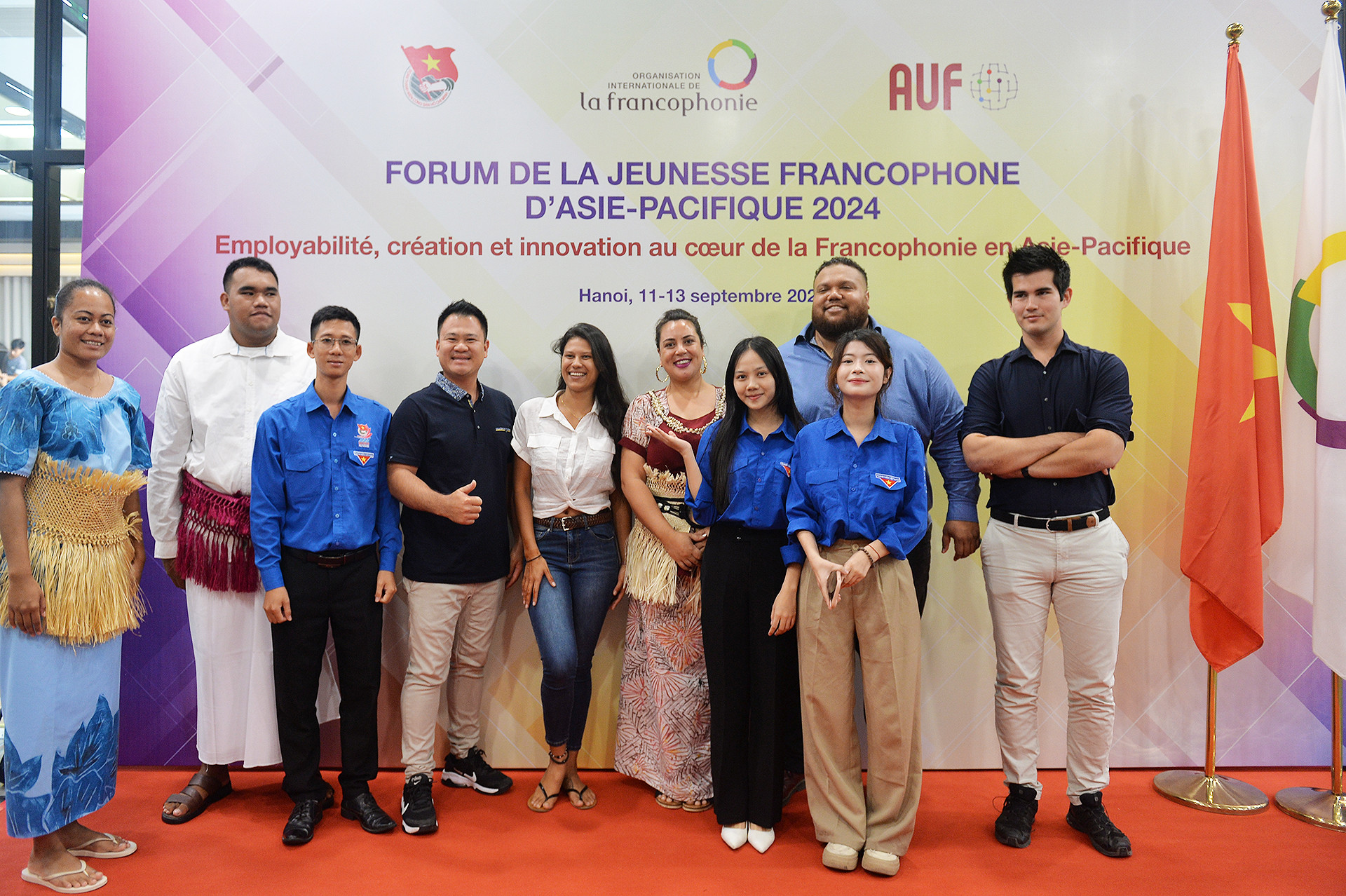 Các đại biểu hào hứng giao lưu, kết bạn trong những hoạt động bên lề Diễn đàn. Các đại biểu hào hứng giao lưu, kết bạn trong những hoạt động bên lề Diễn đàn.