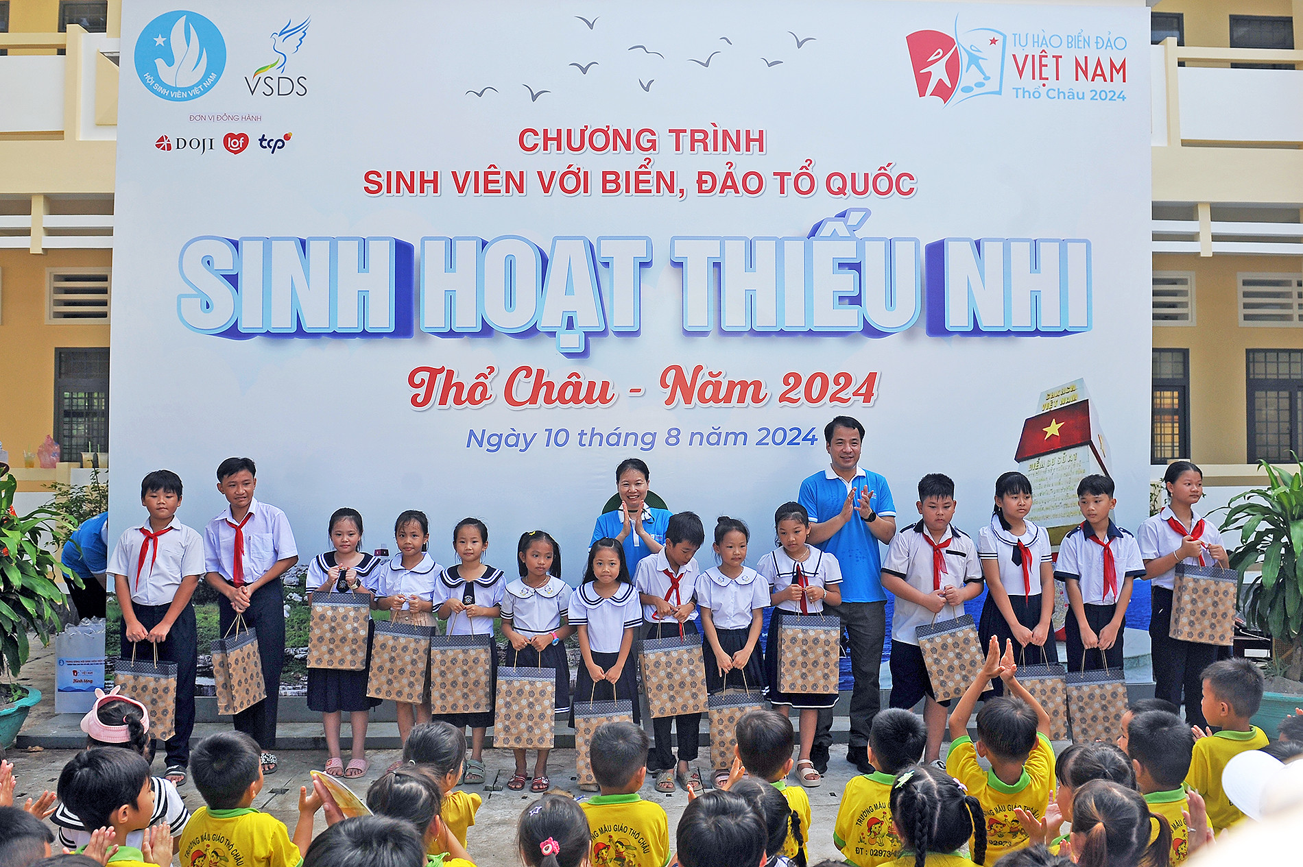 Bí thư Trung ương Đoàn, Trưởng đoàn Hành trình Ngô Văn Cương (thứ 5 từ phải sang) cùng đại diện các đơn vị liên quan trao học bổng tặng các em học sinh có thành tích tiêu biểu.