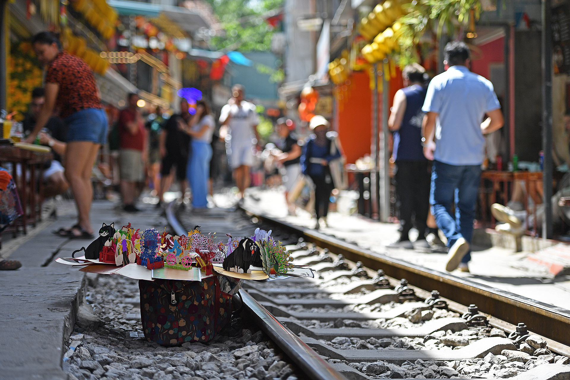 Có cung ắt có cầu. Những người dân sinh sống quanh khu vực "xóm đường tàu" nhanh chóng mở ra hàng loạt dịch vụ để chiều lòng, thu hút khách thập phương. Chị Hà, một trong những tiểu thương tại đây cho biết: kinh doanh dịch vụ giải khát tại đây cần gấp đôi lượng nhân công so với bình thường. Bởi ngoài nhân viên pha chế, chạy bàn, còn phải có người "trông" khách mỗi khi tàu đi qua.