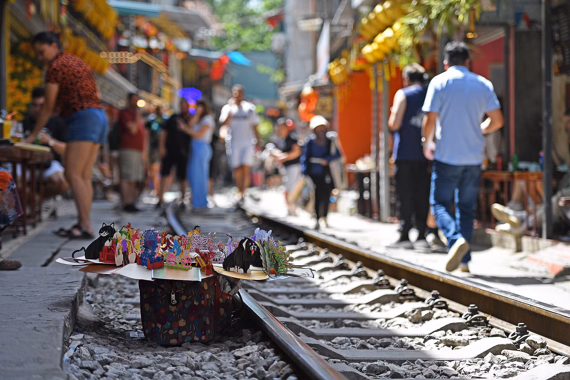 Có cung ắt có cầu. Những người dân sinh sống quanh khu vực "xóm đường tàu" nhanh chóng mở ra hàng loạt dịch vụ để chiều lòng, thu hút khách thập phương. Chị Hà, một trong những tiểu thương tại đây cho biết: kinh doanh dịch vụ giải khát tại đây cần gấp đôi lượng nhân công so với bình thường. Bởi ngoài nhân viên pha chế, chạy bàn, còn phải có người "trông" khách mỗi khi tàu đi qua. Có cung ắt có cầu. Những người dân sinh sống quanh khu vực "xóm đường tàu" nhanh chóng mở ra hàng loạt dịch vụ để chiều lòng, thu hút khách thập phương. Chị Hà, một trong những tiểu thương tại đây cho biết: kinh doanh dịch vụ giải khát tại đây cần gấp đôi lượng nhân công so với bình thường. Bởi ngoài nhân viên pha chế, chạy bàn, còn phải có người "trông" khách mỗi khi tàu đi qua.