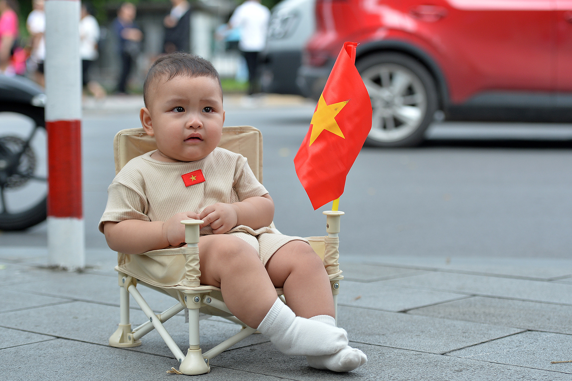 Những "công dân nhí" được cha mẹ đi dạo phố với lá Quốc kỳ cài trên áo. Những "công dân nhí" được cha mẹ đi dạo phố với lá Quốc kỳ cài trên áo.