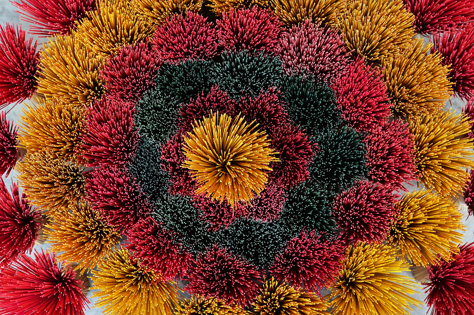 Người làng Thủy Xuân bày những bó chân hương thành từng "khóm hoa" đón khách thập phương ghé thăm.