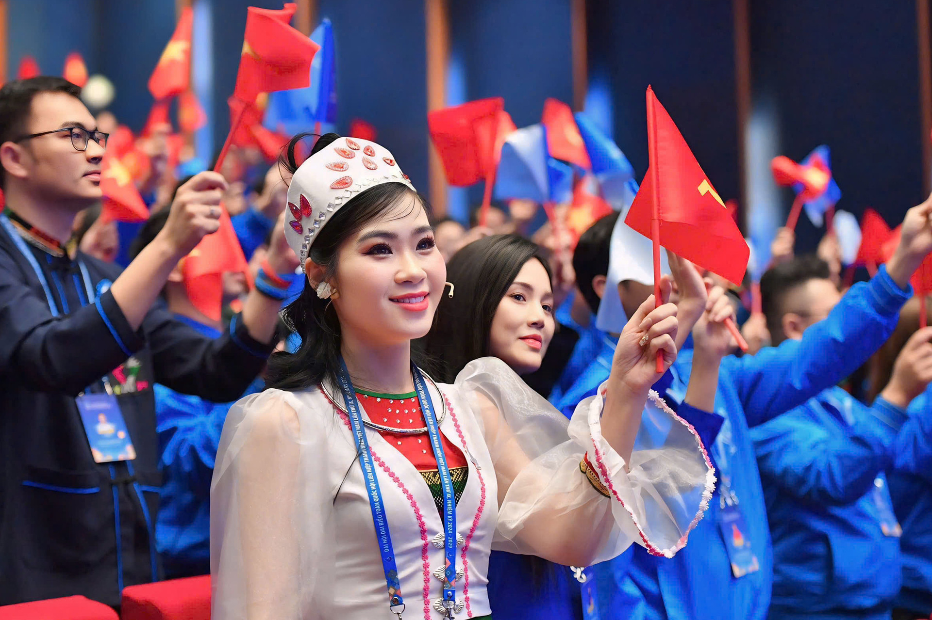 Trong đó, có thể kể đến nữ ca sĩ Nguyễn Thị Ngọc Hà (nghệ danh Hà Myo). Cô gái dân tộc Mường nổi tiếng với hướng đi đặc biệt trong nghệ thuật, đã mang âm nhạc dân gian đến gần với giới trẻ.