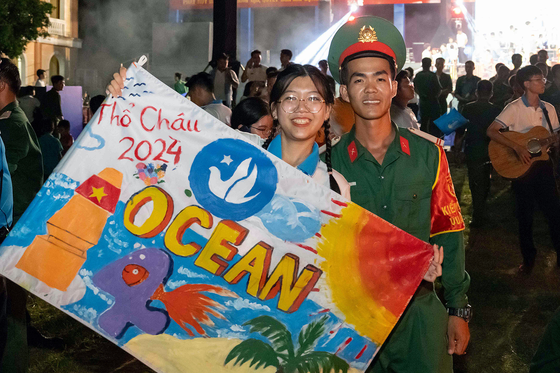 Chương trình đã trở thành một ngày hội chứa đựng những tình cảm thắm đượm từ đất liền, được hàng trăm cán bộ Hội Sinh viên Việt Nam, sinh viên tiêu biểu mang đến quần đảo ở cực Tây Nam của Tổ quốc. Chương trình đã trở thành một ngày hội chứa đựng những tình cảm thắm đượm từ đất liền, được hàng trăm cán bộ Hội Sinh viên Việt Nam, sinh viên tiêu biểu mang đến quần đảo ở cực Tây Nam của Tổ quốc.