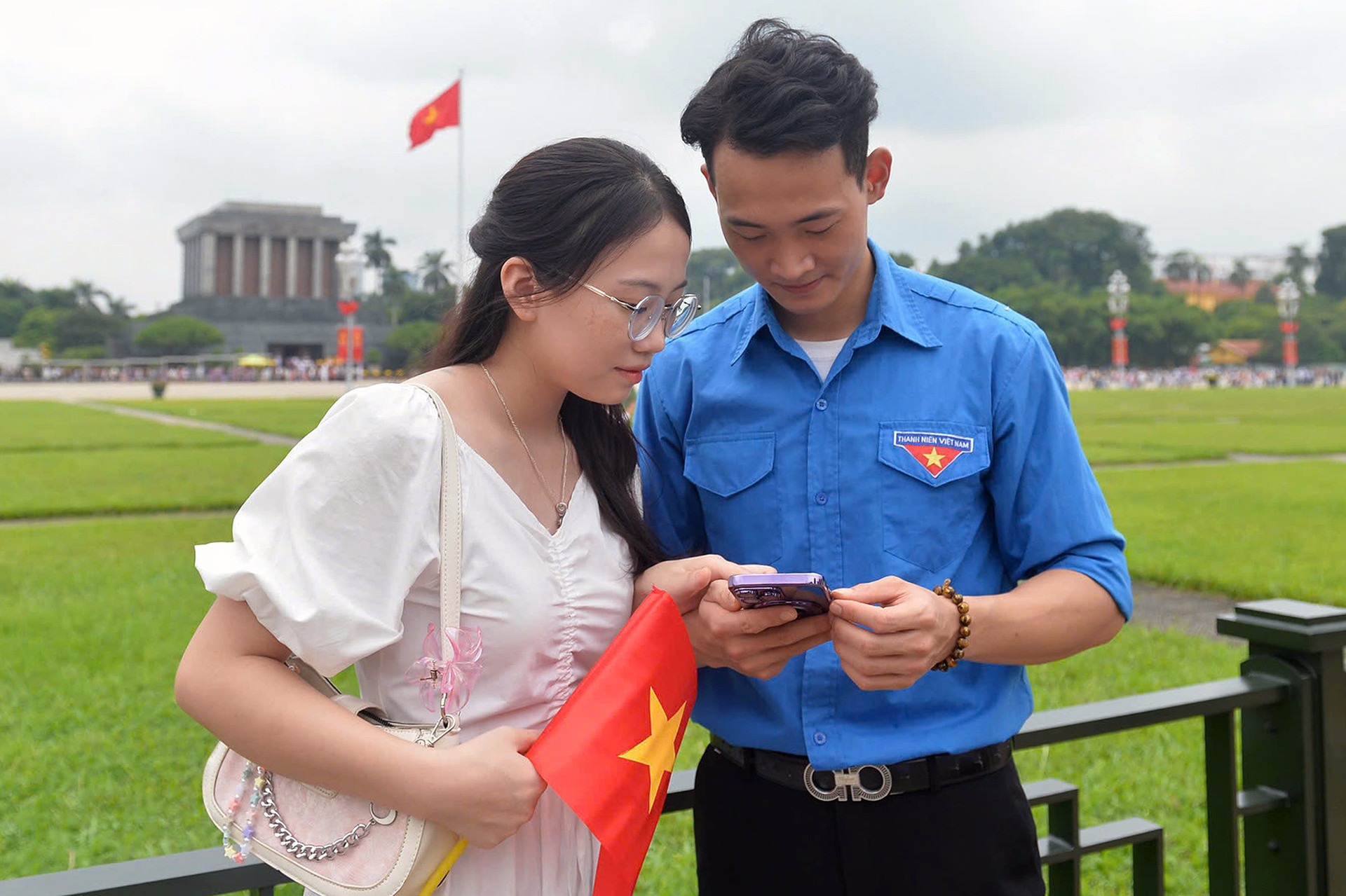 Bên cạnh đó, không thể không kể đến những cán bộ Đoàn Thanh niên Cộng sản Hồ Chí Minh, nổi bật với màu áo xanh từng làm nên những chiến dịch tình nguyện vì cộng đồng đầy sôi nổi. Bên cạnh đó, không thể không kể đến những cán bộ Đoàn Thanh niên Cộng sản Hồ Chí Minh, nổi bật với màu áo xanh từng làm nên những chiến dịch tình nguyện vì cộng đồng đầy sôi nổi.