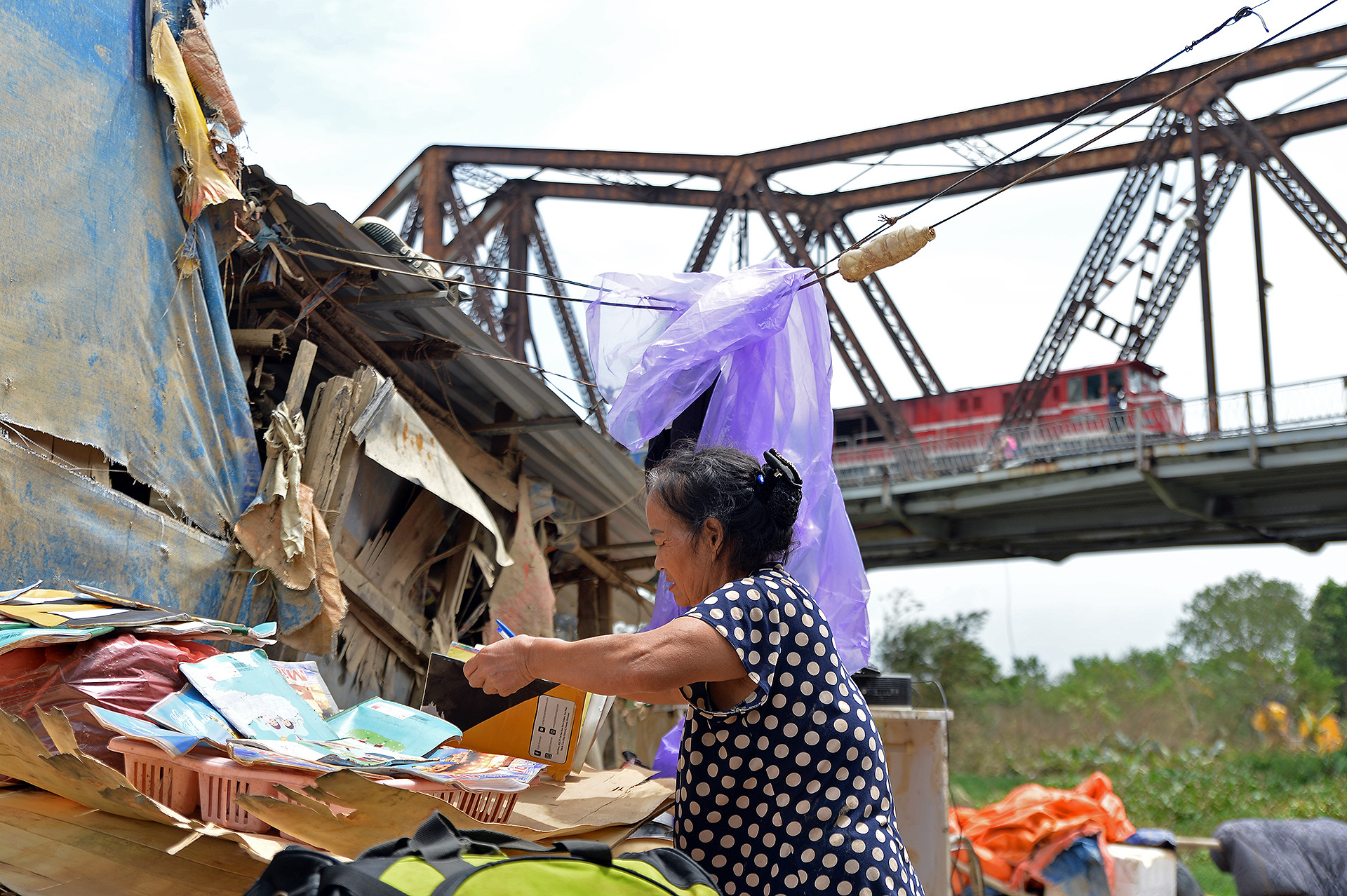 "Biết là sách vở ngâm nước có phơi khô mấy cũng không phẳng ra được, nhưng thôi được chút nào hay chút ấy. Chúng tôi có còn gì đâu...", giọng xót xa của bà Lĩnh lẫn vào tiếng sầm sập của đoàn tàu phía trên cầu Long Biên. "Biết là sách vở ngâm nước có phơi khô mấy cũng không phẳng ra được, nhưng thôi được chút nào hay chút ấy. Chúng tôi có còn gì đâu...", giọng xót xa của bà Lĩnh lẫn vào tiếng sầm sập của đoàn tàu phía trên cầu Long Biên.