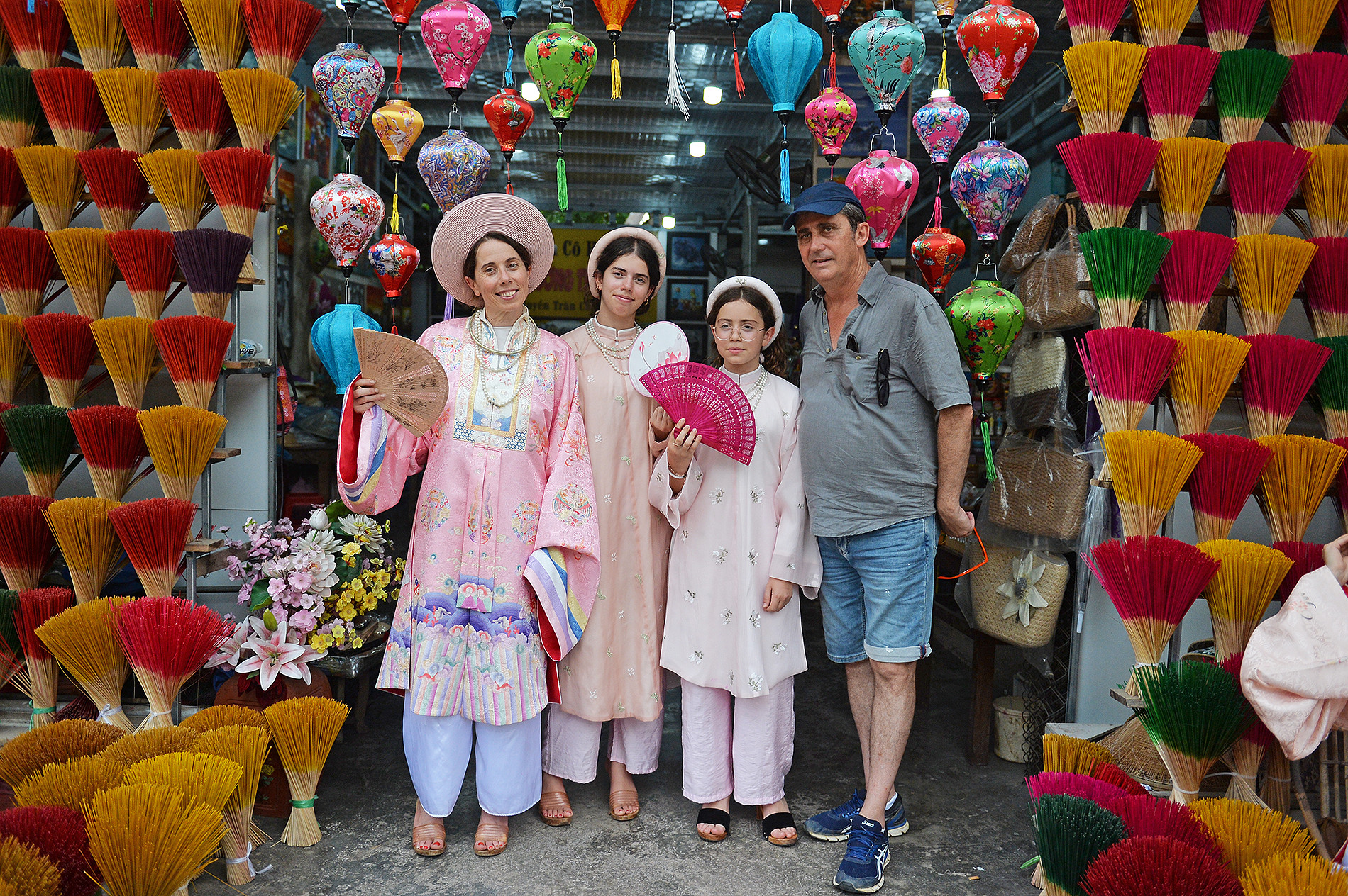 Không chỉ khách trong nước, mà nhiều bạn bè quốc tế từ khắp năm châu cũng rất hào hứng khám phá vẻ đẹp, nét văn hóa truyền thống của làng nghề cổ nằm cách trung tâm thành phố Huế chỉ khoảng 7km này.