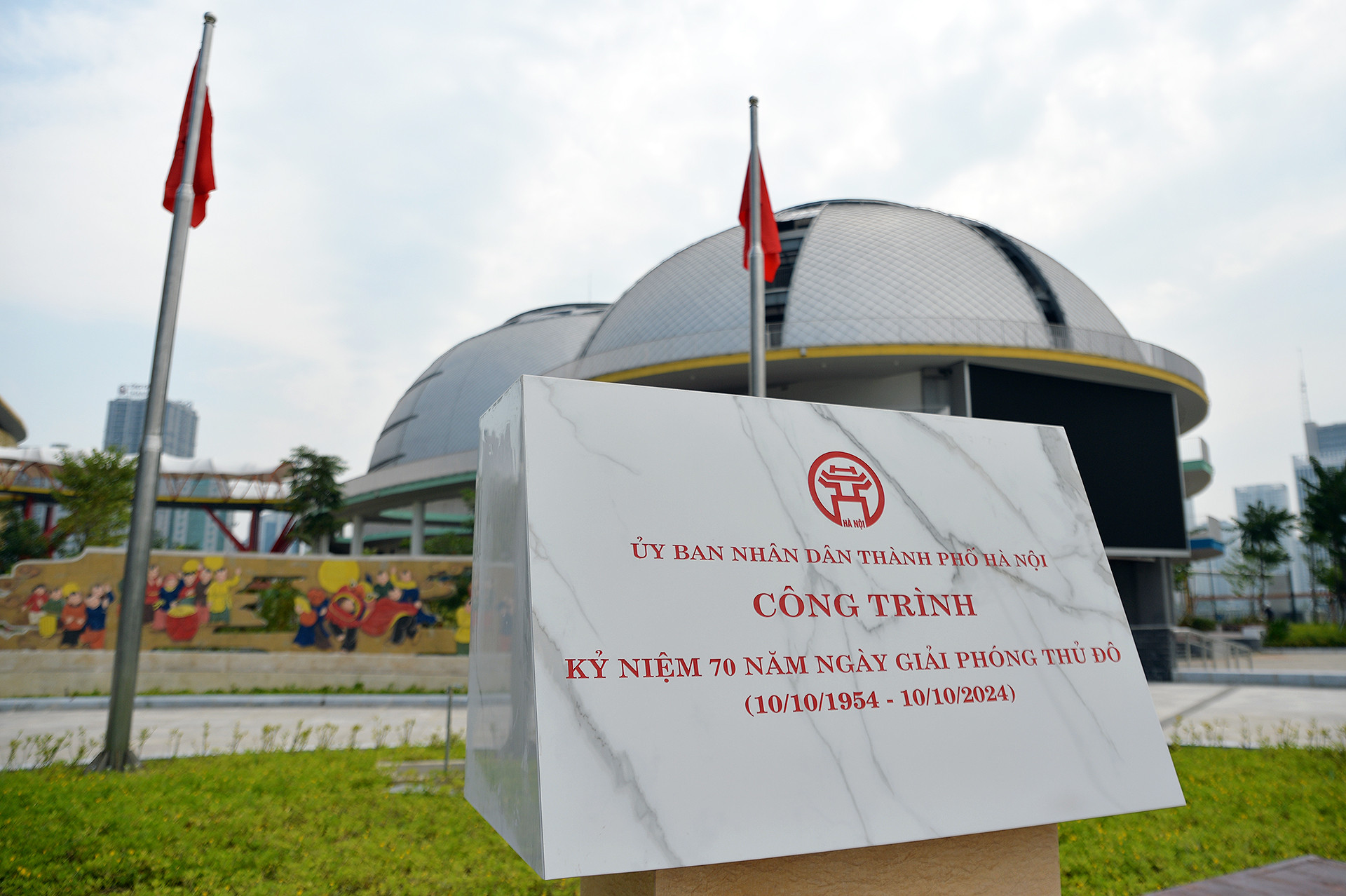 Đây là công trình kỷ niệm 70 năm Ngày Giải phóng Thủ đô, do Ban Quản lý dự án đầu tư xây dựng công trình văn hóa-xã hội thành phố Hà Nội làm chủ đầu tư.