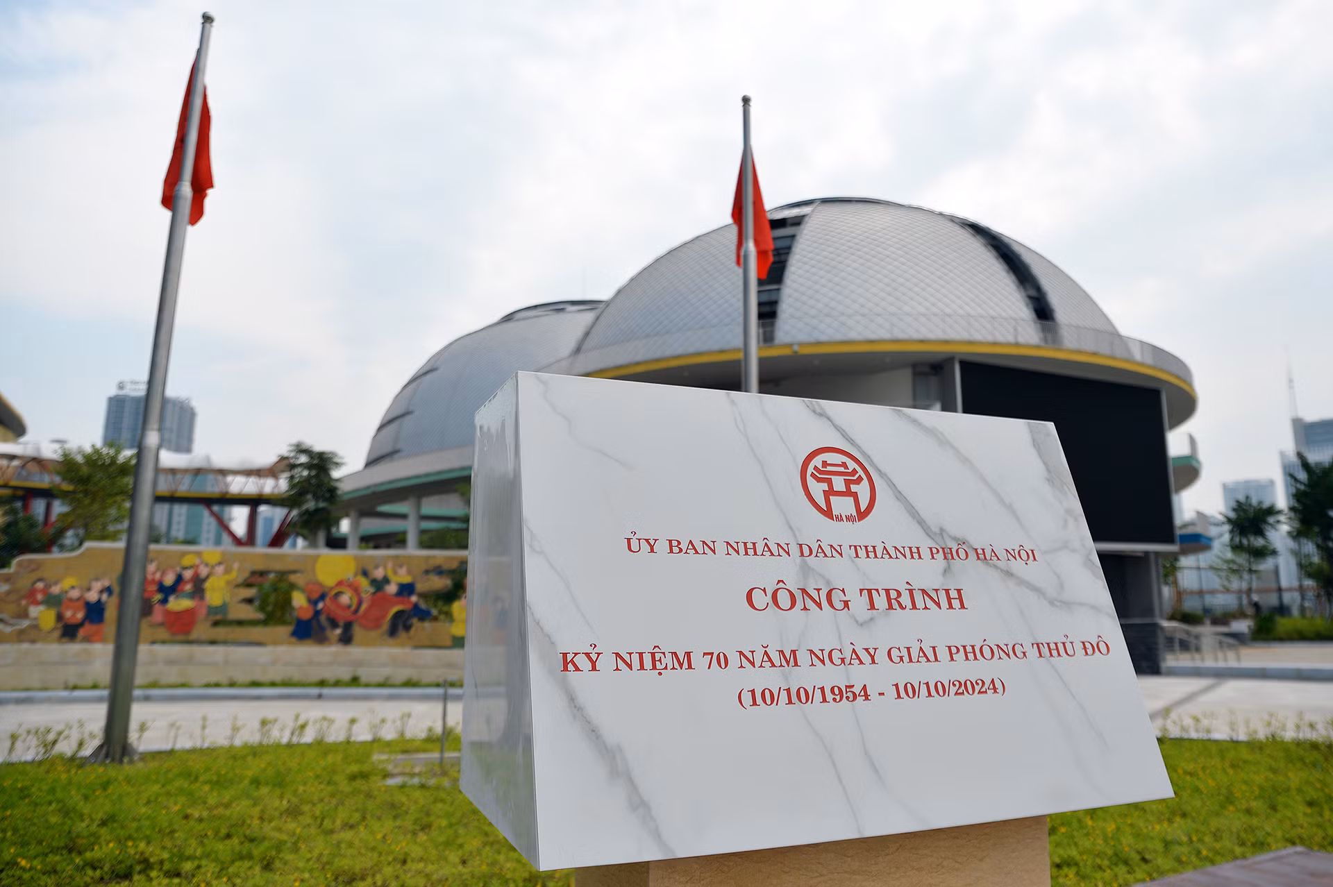 Đây là công trình kỷ niệm 70 năm Ngày Giải phóng Thủ đô, do Ban Quản lý dự án đầu tư xây dựng công trình văn hóa-xã hội thành phố Hà Nội làm chủ đầu tư. Đây là công trình kỷ niệm 70 năm Ngày Giải phóng Thủ đô, do Ban Quản lý dự án đầu tư xây dựng công trình văn hóa-xã hội thành phố Hà Nội làm chủ đầu tư.