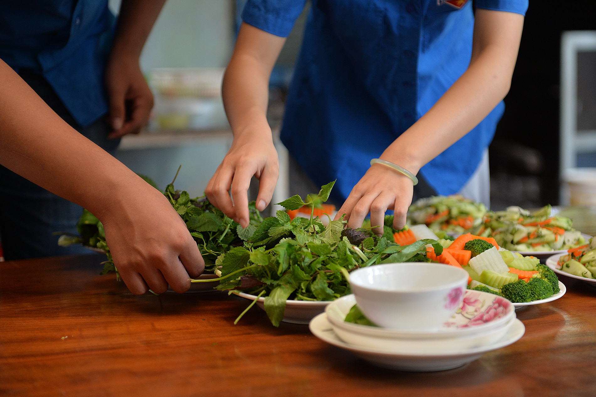 Đoàn viên, thanh niên đi chợ mua nguyên liệu từ sớm và tự tay chuẩn bị các món ăn.