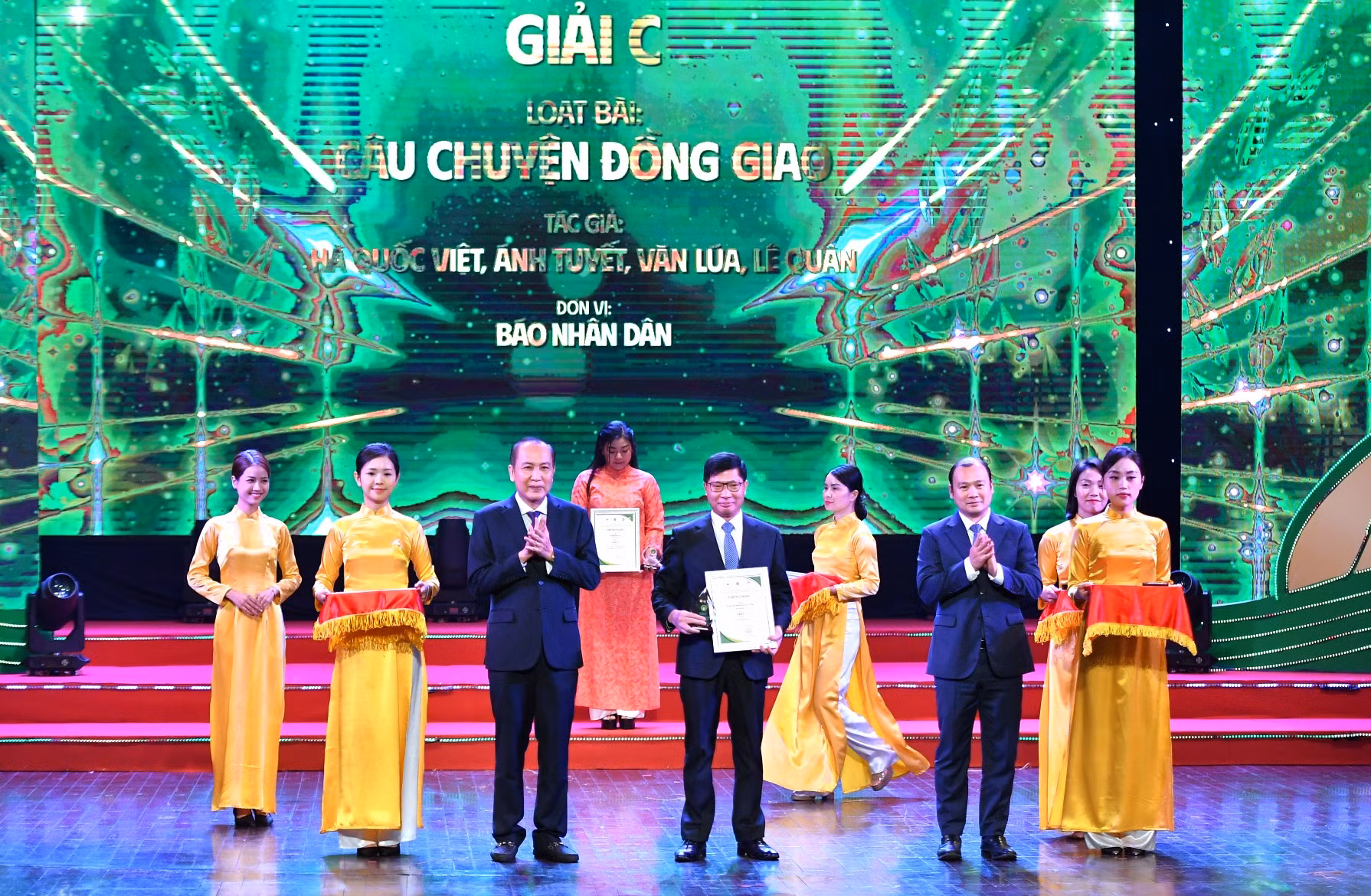 Đại diện nhóm tác giả Báo Nhân Dân nhận giải C tại buổi lễ.