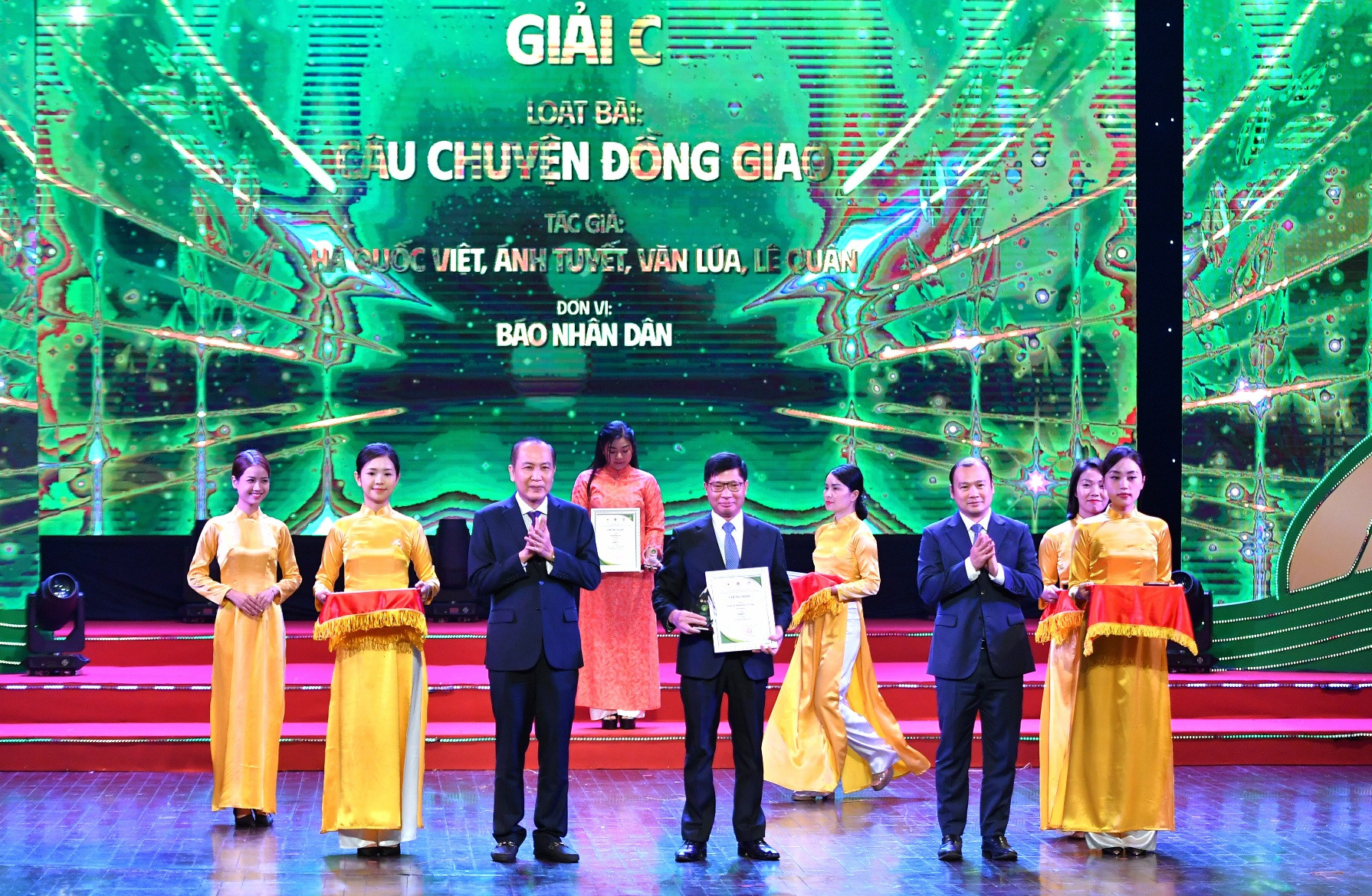 Đại diện nhóm tác giả Báo Nhân Dân nhận giải C tại buổi lễ. Đại diện nhóm tác giả Báo Nhân Dân nhận giải C tại buổi lễ.