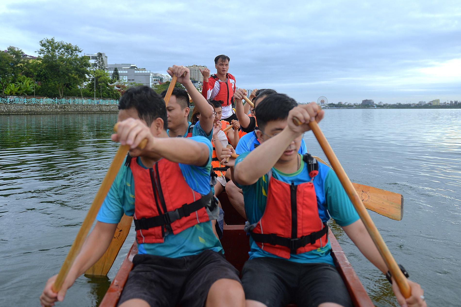 Trịnh Văn Toản (đang đứng) hỗ trợ các học viên giữ nhịp, cầm lái chiếc thuyền rồng.