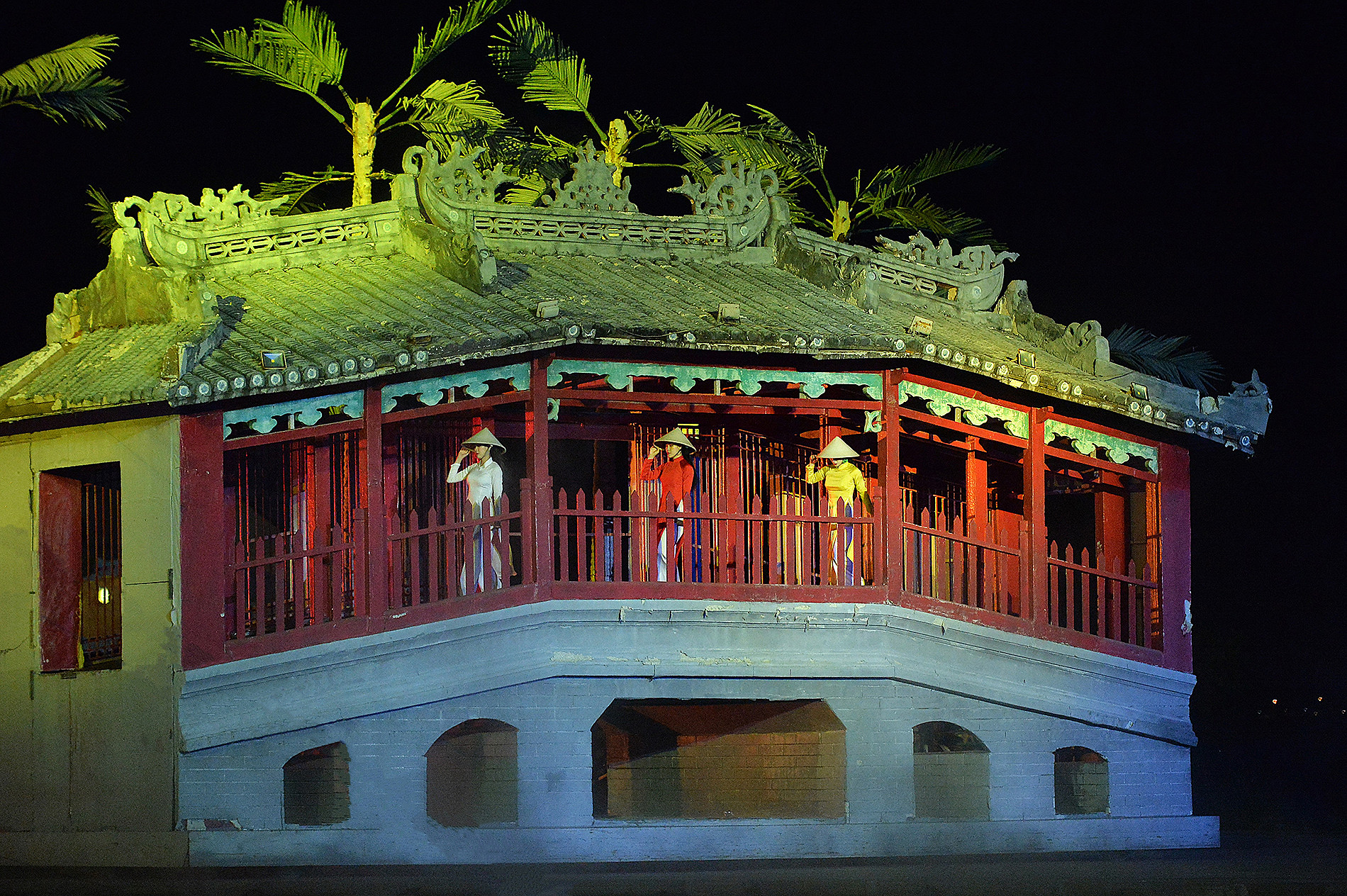 Chùa Cầu xuất hiện trong chương trình.