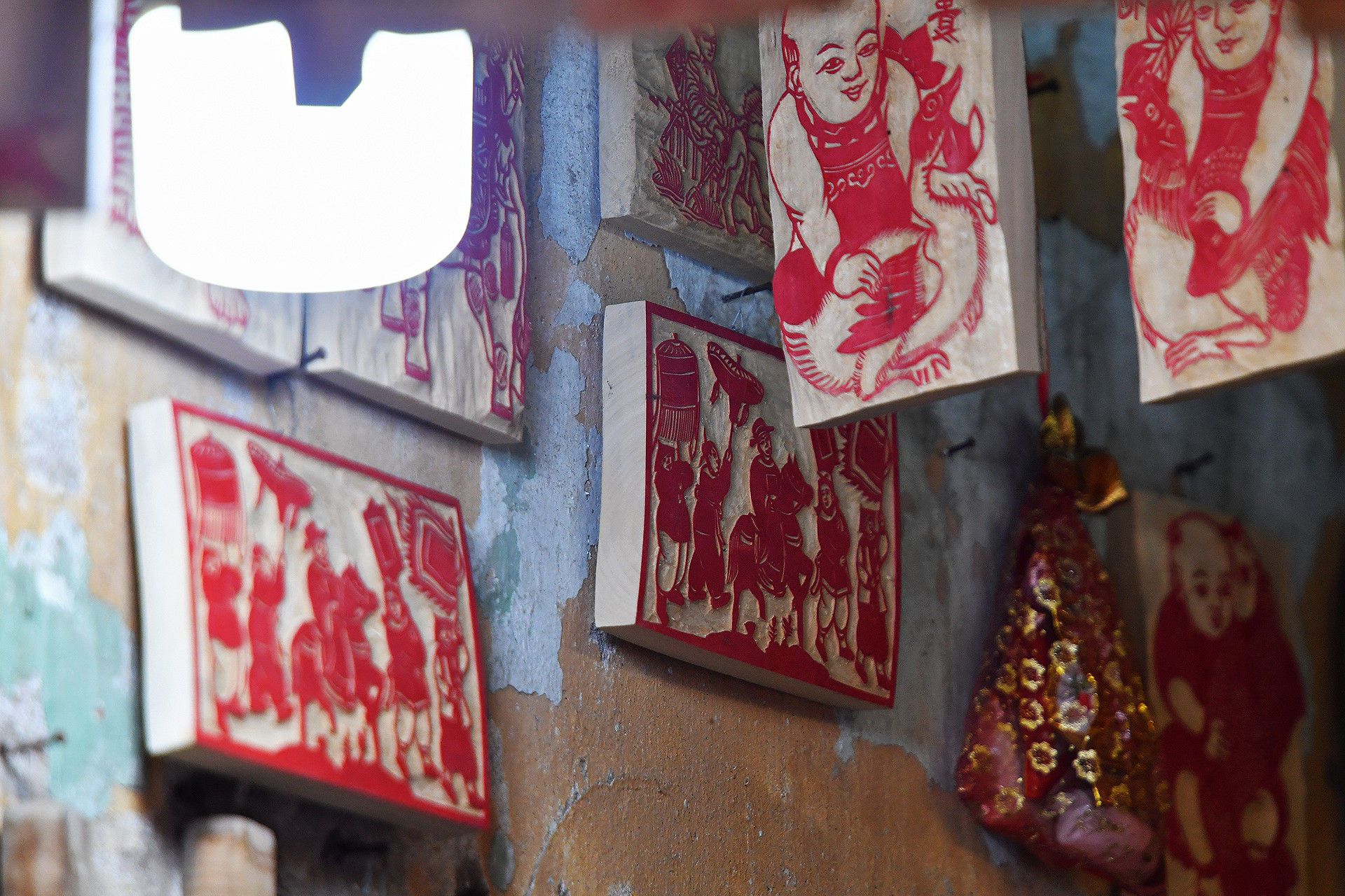 Dụng cụ của một nghệ nhân triện khắc không nhiều. Vì vậy, chất lượng sản phẩm hầu hết phụ thuộc vào sự khéo léo, tỉ mỉ của đôi bàn tay. Trong ảnh là một số khuôn tranh dân gian Đông Hồ bằng gỗ được làm theo thể thức dương văn. Nghĩa là khi đóng dấu lên giấy thì phần nền sẽ có màu trắng, còn phần hình ảnh hoặc nét chữ là màu chu sa (đỏ). Dụng cụ của một nghệ nhân triện khắc không nhiều. Vì vậy, chất lượng sản phẩm hầu hết phụ thuộc vào sự khéo léo, tỉ mỉ của đôi bàn tay. Trong ảnh là một số khuôn tranh dân gian Đông Hồ bằng gỗ được làm theo thể thức dương văn. Nghĩa là khi đóng dấu lên giấy thì phần nền sẽ có màu trắng, còn phần hình ảnh hoặc nét chữ là màu chu sa (đỏ).