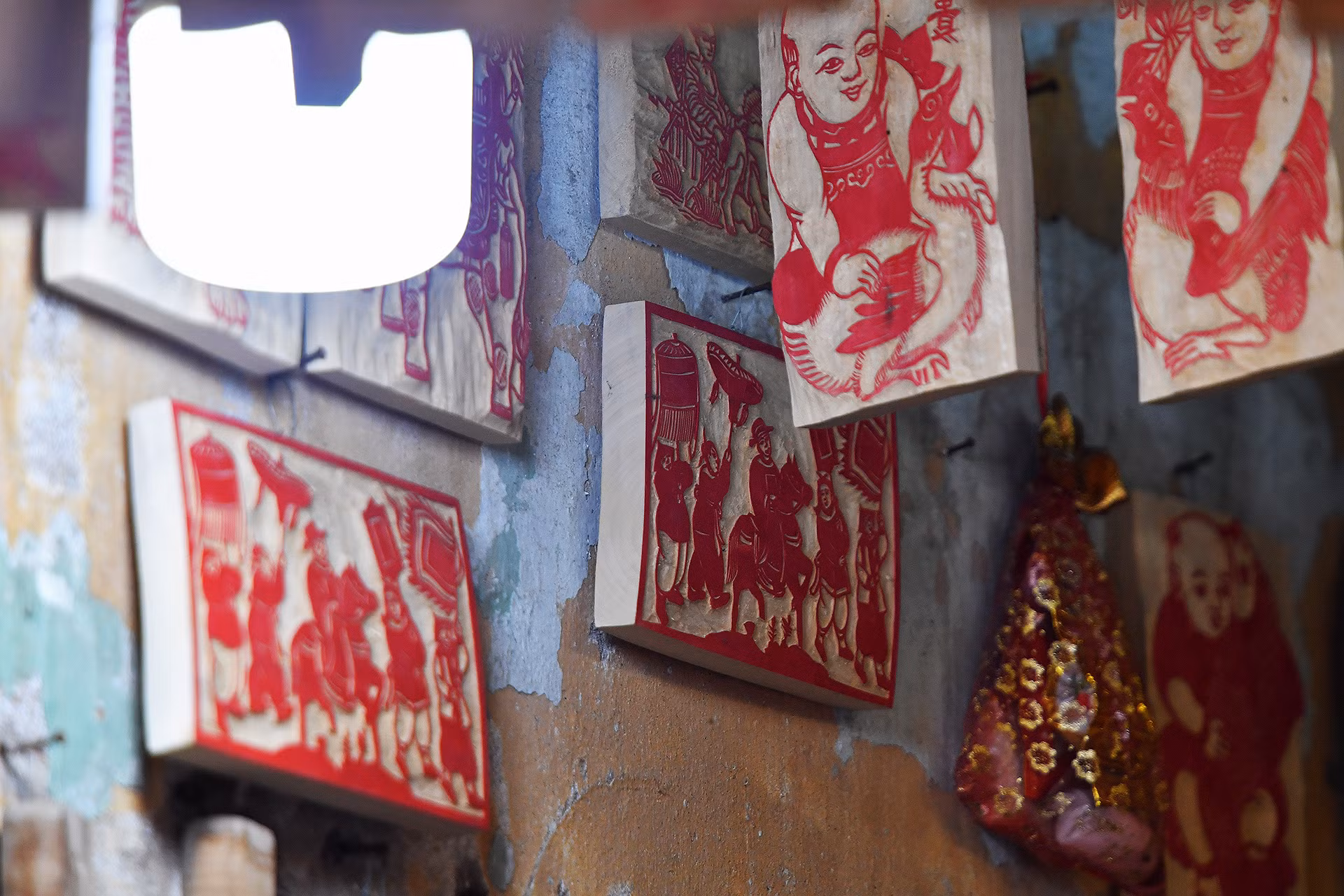 Dụng cụ của một nghệ nhân triện khắc không nhiều. Vì vậy, chất lượng sản phẩm hầu hết phụ thuộc vào sự khéo léo, tỉ mỉ của đôi bàn tay. Trong ảnh là một số khuôn tranh dân gian Đông Hồ bằng gỗ được làm theo thể thức dương văn. Nghĩa là khi đóng dấu lên giấy thì phần nền sẽ có màu trắng, còn phần hình ảnh hoặc nét chữ là màu chu sa (đỏ). Dụng cụ của một nghệ nhân triện khắc không nhiều. Vì vậy, chất lượng sản phẩm hầu hết phụ thuộc vào sự khéo léo, tỉ mỉ của đôi bàn tay. Trong ảnh là một số khuôn tranh dân gian Đông Hồ bằng gỗ được làm theo thể thức dương văn. Nghĩa là khi đóng dấu lên giấy thì phần nền sẽ có màu trắng, còn phần hình ảnh hoặc nét chữ là màu chu sa (đỏ).