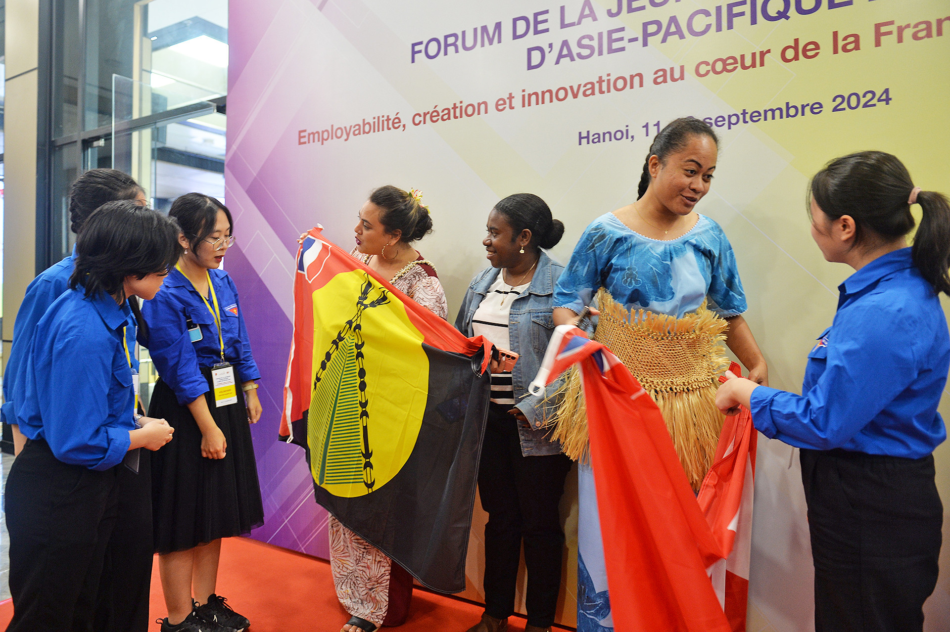 Về phần mình, các đại biểu quốc tế cũng rất hào hứng chia sẻ về phong tục, tập quán của quê hương với đại biểu Việt Nam. Về phần mình, các đại biểu quốc tế cũng rất hào hứng chia sẻ về phong tục, tập quán của quê hương với đại biểu Việt Nam.