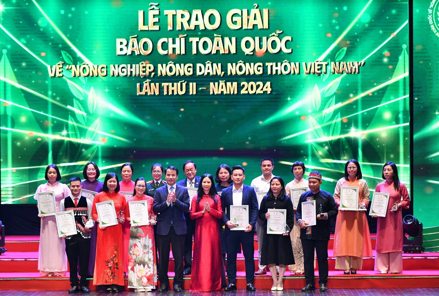 Đại diện Ban tổ chức và các đơn vị, đoàn thể trao giải Khuyến khích tặng các tác giả, nhóm tác giả. Đại diện Ban tổ chức và các đơn vị, đoàn thể trao giải Khuyến khích tặng các tác giả, nhóm tác giả.