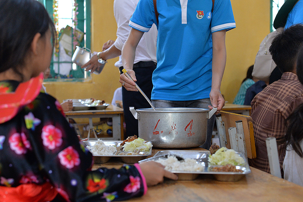 Những suất cơm dẻo thơm, đầy đủ dinh dưỡng nhanh chóng được phát cho các em.