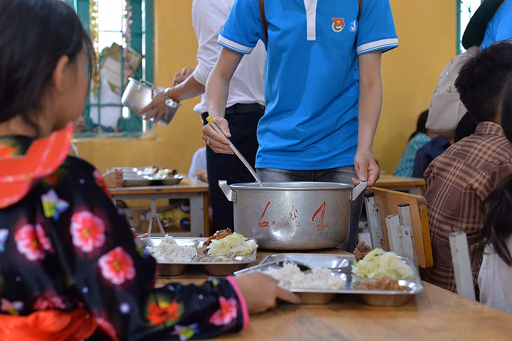 Những suất cơm dẻo thơm, đầy đủ dinh dưỡng nhanh chóng được phát cho các em.