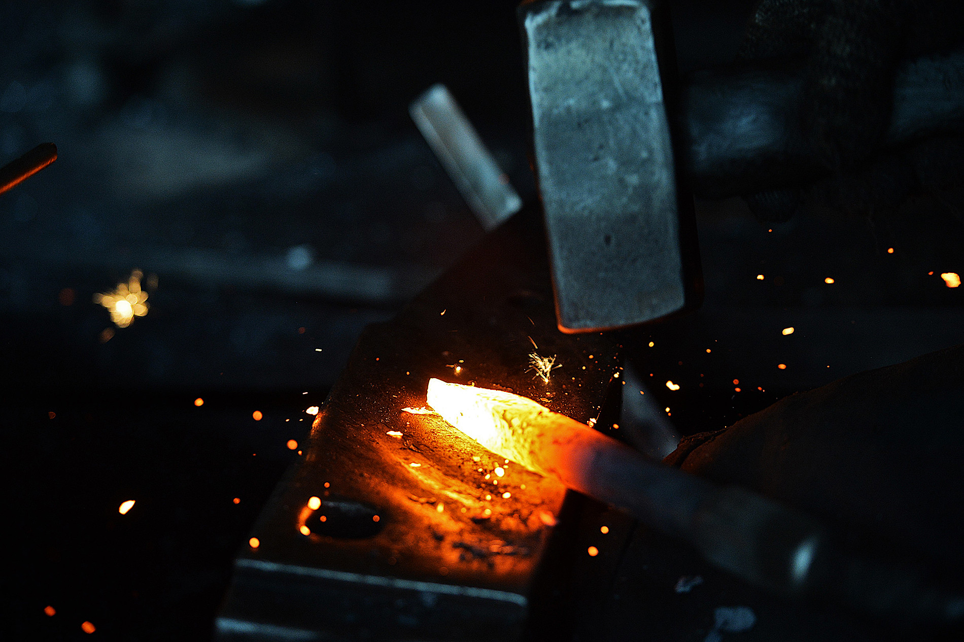 Những đầu mũi khoan, mũi đục xây dựng trở nên sắc bén như mới sau mỗi nhịp búa.