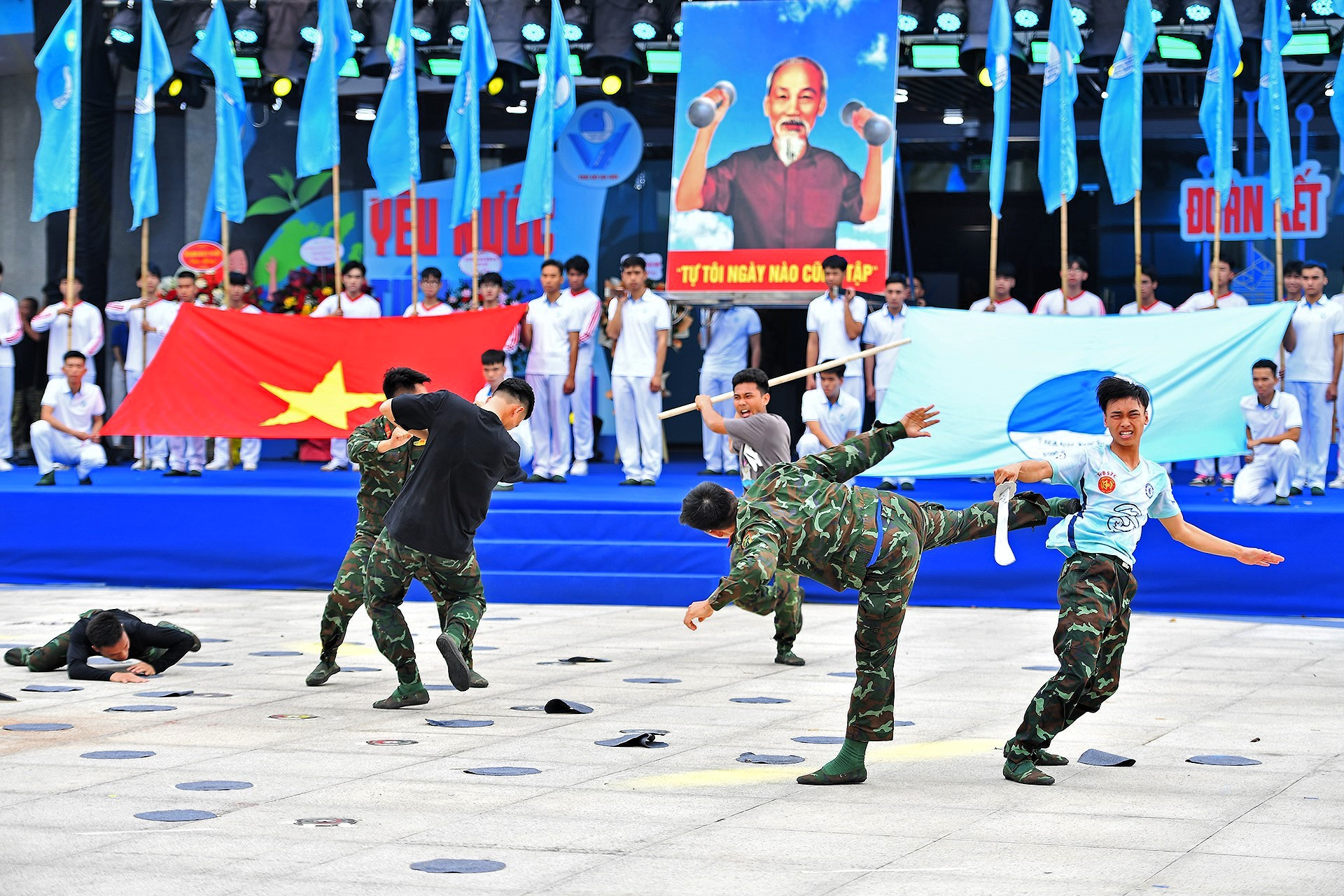 Ngay sau đó, các đại biểu đã được chứng kiến những màn trình diễn võ thuật của khối thanh niên quân đội Thủ đô.