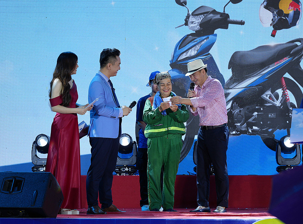 Một nữ công nhân vệ sinh đang làm việc ở khu vực diễn ra Đêm nhạc hội đã may mắn bốc thăm trúng thưởng 1 trong 2 giải đặc biệt của chương trình.