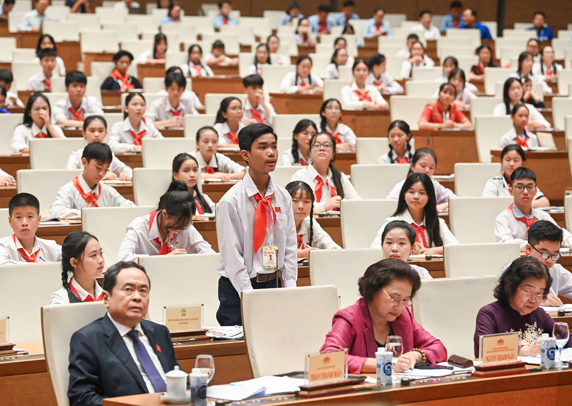 Tại buổi chất vấn và trả lời chất vấn trong khuôn khổ Phiên họp, các đại biểu trẻ em người dân tộc thiểu số phát biểu, đóng góp ý kiến rất sôi nổi.