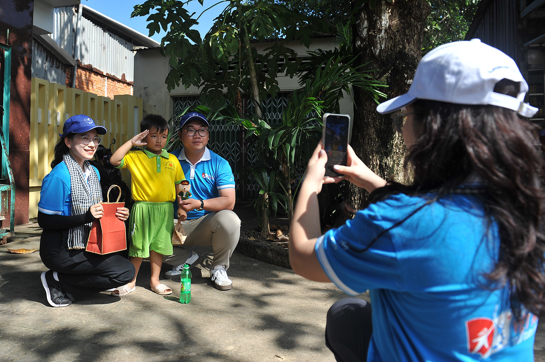 Các đại biểu và thiếu nhi Thổ Châu lưu lại những khoảnh khắc đáng nhớ.
