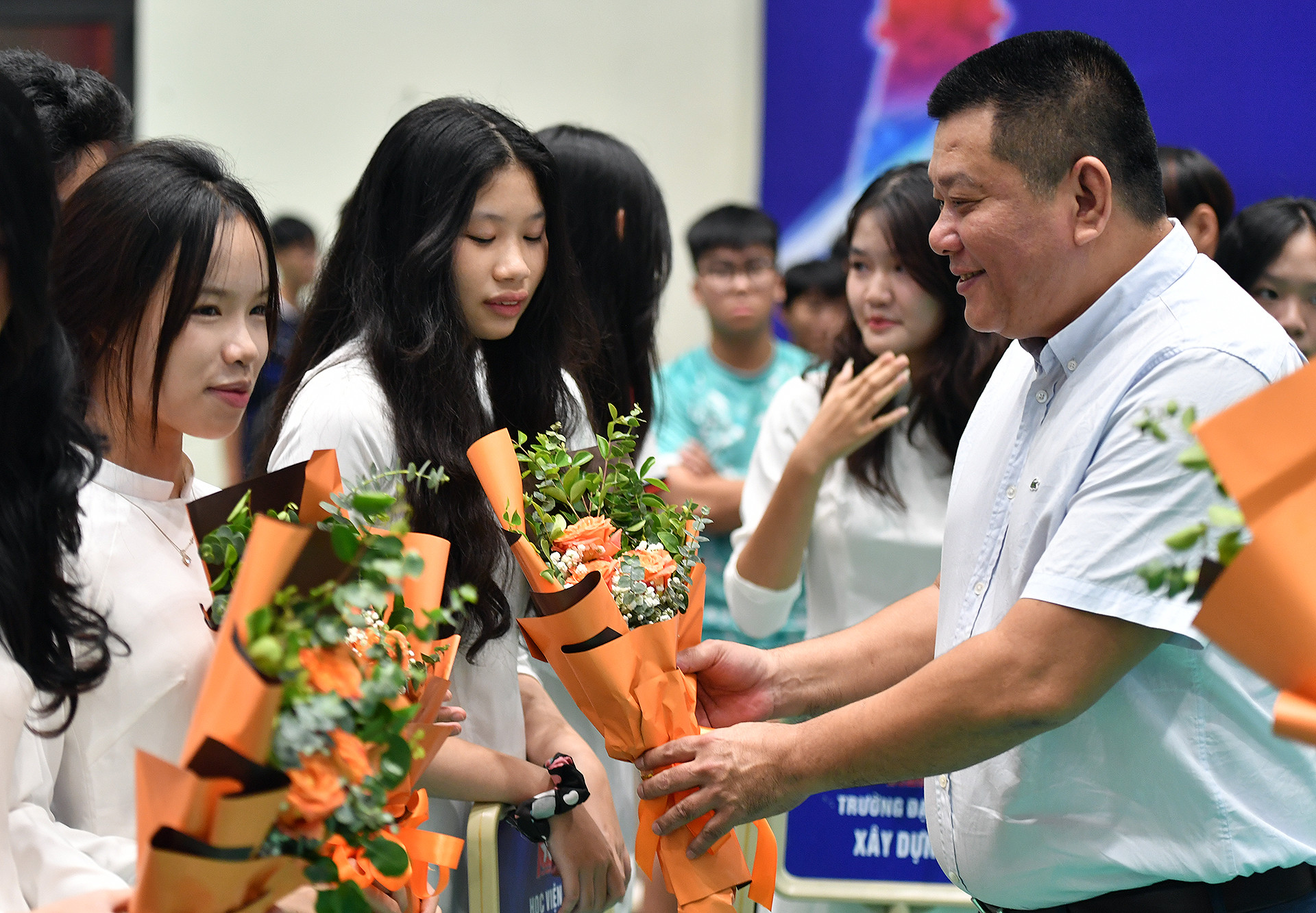 Giải đấu hướng đến 3 đối tượng vận động viên. Ngoài 2 đối tượng thường thấy ở các mùa giải trước gồm sinh viên có đẳng cấp I, kiện tướng quốc gia về cầu lông và sinh viên, học sinh, giải năm nay lần đầu chứng kiến các nội dung dành riêng cho cán bộ, giáo viên và giảng viên tuổi 70+. Trong ảnh: các đồng chí đại diện Ban tổ chức giải trao hoa tặng các đội tuyển tại lễ khai mạc. Giải đấu hướng đến 3 đối tượng vận động viên. Ngoài 2 đối tượng thường thấy ở các mùa giải trước gồm sinh viên có đẳng cấp I, kiện tướng quốc gia về cầu lông và sinh viên, học sinh, giải năm nay lần đầu chứng kiến các nội dung dành riêng cho cán bộ, giáo viên và giảng viên tuổi 70+. Trong ảnh: các đồng chí đại diện Ban tổ chức giải trao hoa tặng các đội tuyển tại lễ khai mạc.