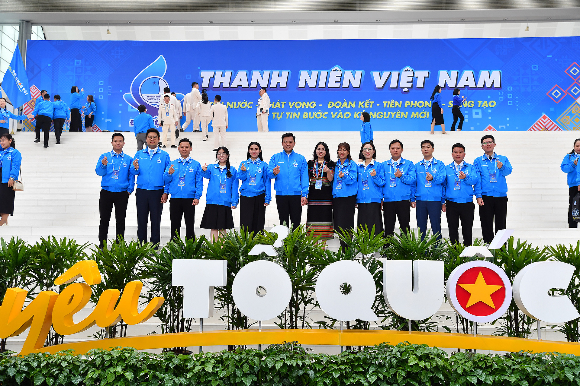 Các nữ đại biểu người dân tộc thiểu số nổi bật trong trang phục truyền thống.