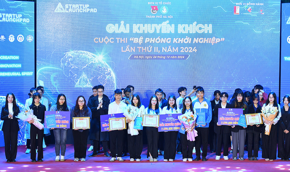 Đại diện Ban tổ chức trao giải khuyến khích của Cuộc thi.