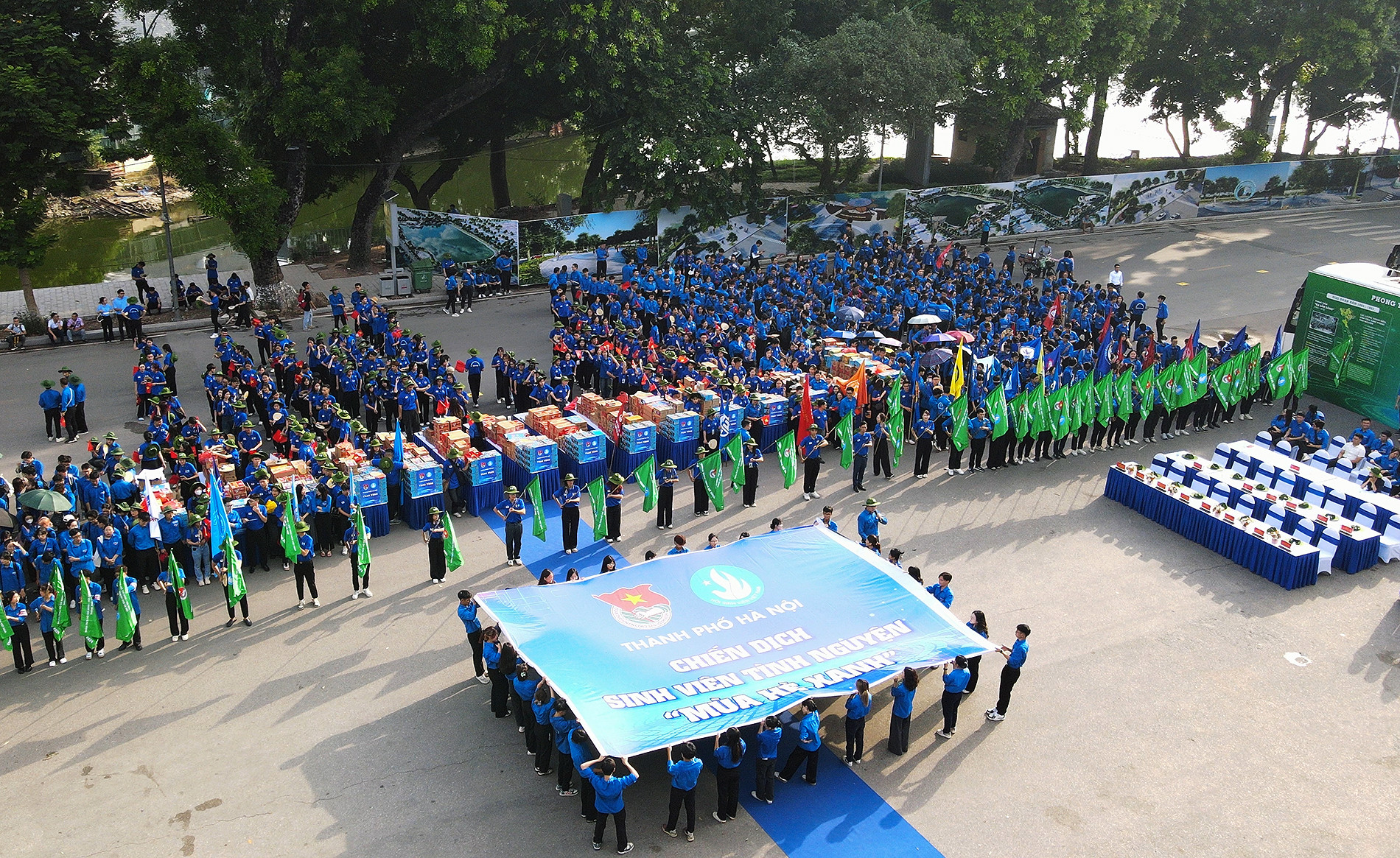 Các đội hình tình nguyện "Mùa hè xanh" sẵn sàng lên đường làm nhiệm vụ. Các đội hình tình nguyện "Mùa hè xanh" sẵn sàng lên đường làm nhiệm vụ.