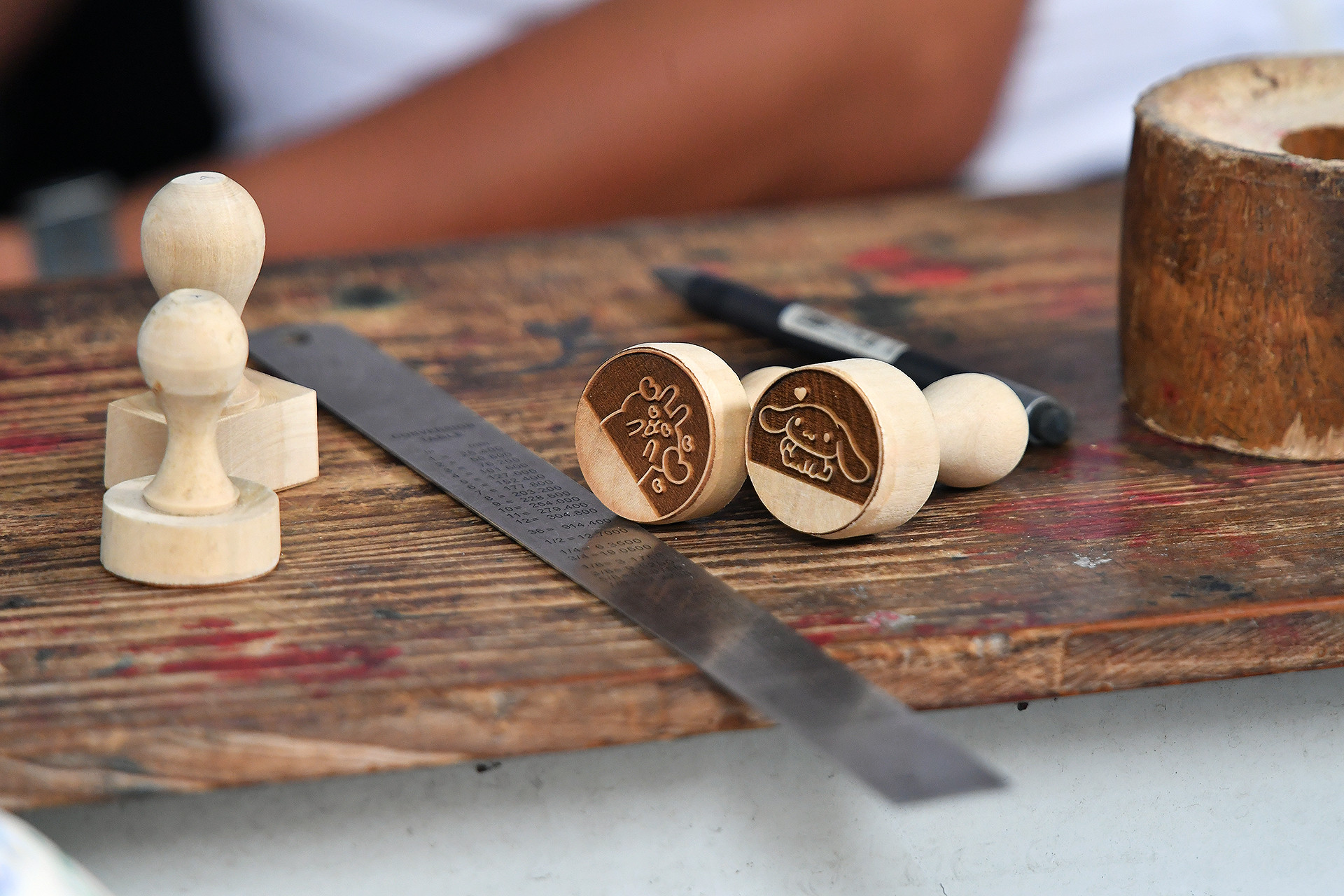 Tuy nhiên, theo các nghệ nhân trên phố Hàng Quạt (quận Hoàn Kiếm, Hà Nội), hiện rất ít bạn trẻ muốn theo đuổi và thậm chí con cháu trong nhà của các nghệ nhân cũng không quá mặn mà với "nghiệp đục đục, khắc khắc" này. "Thực tế, chúng tôi đã mở nhiều lớp học miễn phí, nhưng để theo được nghề thì lại chẳng được vài người. Thậm chí, có những thanh niên chỉ học được vài buổi là... biến mất. Có lẽ, nghề triện khắc thủ công rồi cũng sẽ phải tuân theo quy luật của thời gian", một nghệ nhân ngậm ngùi nói. Tuy nhiên, theo các nghệ nhân trên phố Hàng Quạt (quận Hoàn Kiếm, Hà Nội), hiện rất ít bạn trẻ muốn theo đuổi và thậm chí con cháu trong nhà của các nghệ nhân cũng không quá mặn mà với "nghiệp đục đục, khắc khắc" này. "Thực tế, chúng tôi đã mở nhiều lớp học miễn phí, nhưng để theo được nghề thì lại chẳng được vài người. Thậm chí, có những thanh niên chỉ học được vài buổi là... biến mất. Có lẽ, nghề triện khắc thủ công rồi cũng sẽ phải tuân theo quy luật của thời gian", một nghệ nhân ngậm ngùi nói.