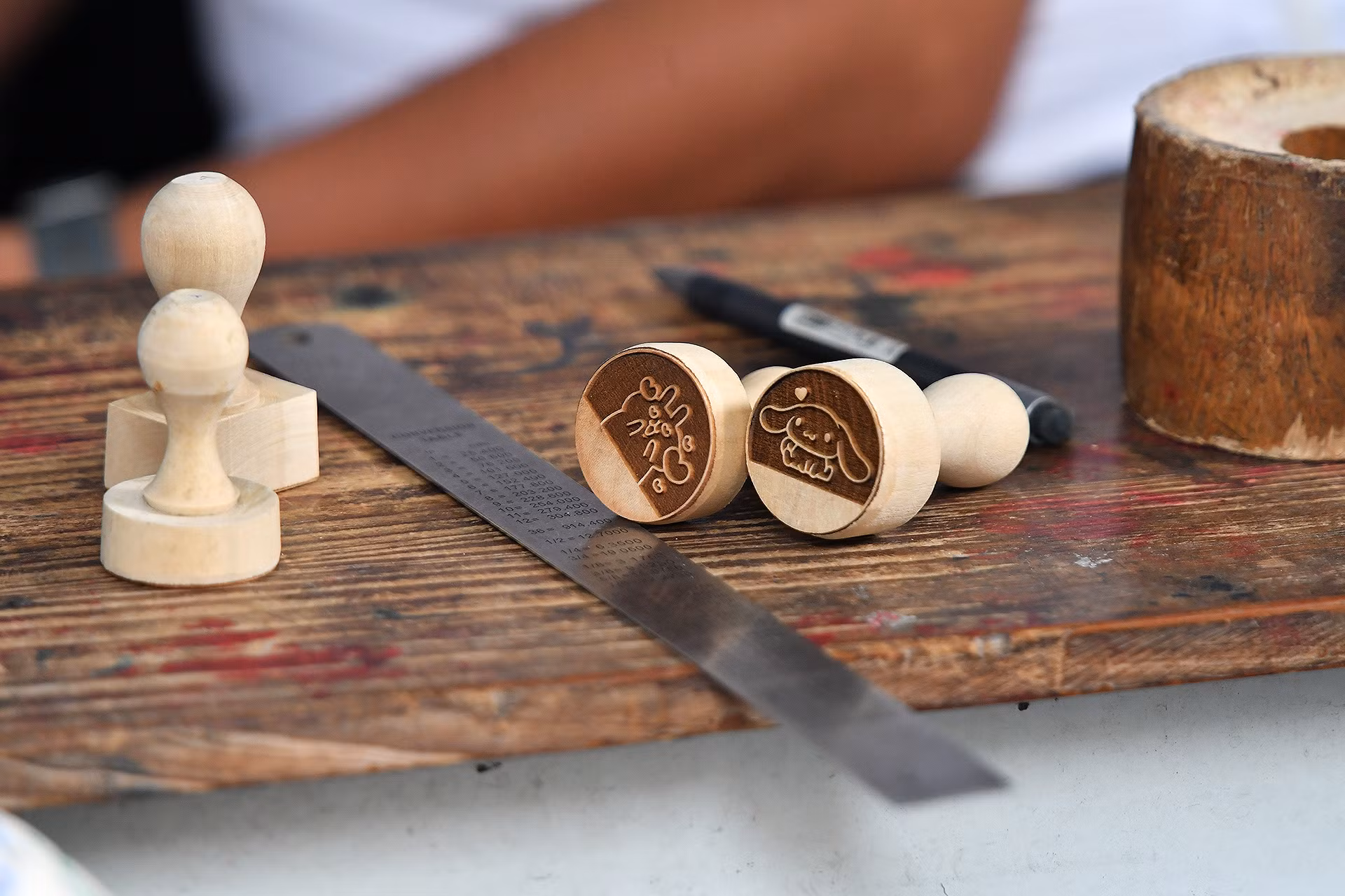 Tuy nhiên, theo các nghệ nhân trên phố Hàng Quạt (quận Hoàn Kiếm, Hà Nội), hiện rất ít bạn trẻ muốn theo đuổi và thậm chí con cháu trong nhà của các nghệ nhân cũng không quá mặn mà với "nghiệp đục đục, khắc khắc" này. "Thực tế, chúng tôi đã mở nhiều lớp học miễn phí, nhưng để theo được nghề thì lại chẳng được vài người. Thậm chí, có những thanh niên chỉ học được vài buổi là... biến mất. Có lẽ, nghề triện khắc thủ công rồi cũng sẽ phải tuân theo quy luật của thời gian", một nghệ nhân ngậm ngùi nói. Tuy nhiên, theo các nghệ nhân trên phố Hàng Quạt (quận Hoàn Kiếm, Hà Nội), hiện rất ít bạn trẻ muốn theo đuổi và thậm chí con cháu trong nhà của các nghệ nhân cũng không quá mặn mà với "nghiệp đục đục, khắc khắc" này. "Thực tế, chúng tôi đã mở nhiều lớp học miễn phí, nhưng để theo được nghề thì lại chẳng được vài người. Thậm chí, có những thanh niên chỉ học được vài buổi là... biến mất. Có lẽ, nghề triện khắc thủ công rồi cũng sẽ phải tuân theo quy luật của thời gian", một nghệ nhân ngậm ngùi nói.