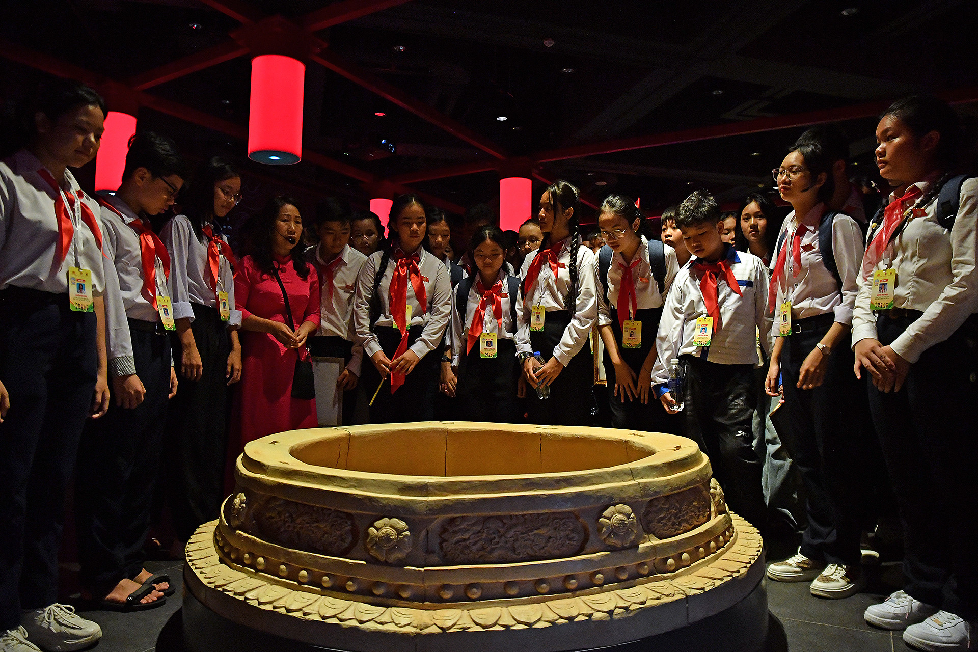 Đại biểu tìm hiểu di tích khảo cổ giếng nước thời nhà Trần làm bằng đất nung, chung quanh trang trí nổi hình rồng, vân cánh sen hoa cúc. Đại biểu tìm hiểu di tích khảo cổ giếng nước thời nhà Trần làm bằng đất nung, chung quanh trang trí nổi hình rồng, vân cánh sen hoa cúc.