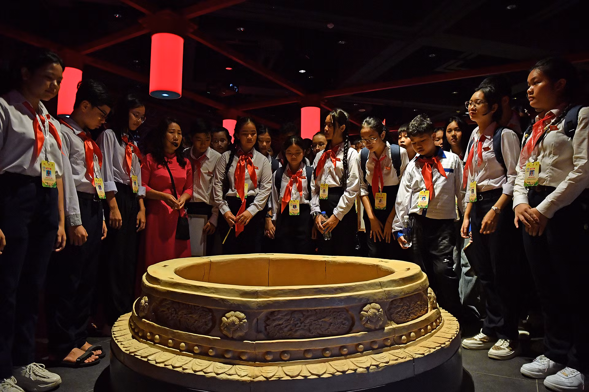 Đại biểu tìm hiểu di tích khảo cổ giếng nước thời nhà Trần làm bằng đất nung, chung quanh trang trí nổi hình rồng, vân cánh sen hoa cúc.